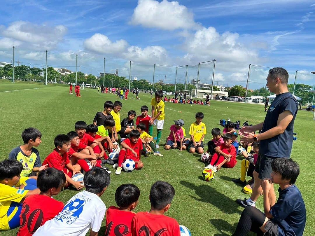 徳永悠平さんのインスタグラム写真 - (徳永悠平Instagram)「ファンスポ2日目はサッカースクールでした！  元日本代表、レジェンドの金田さん、小村さん、そしてラグビー元日本代表の村田さん、田坂さんにも一緒に参加していただき約150名の子供たちと楽しくサッカーをさせてもらいました！  この場所から未来の日本代表が生まれる事を期待してます！  ラグビーとヨガとサッカー、垣根を越えた素晴らしいイベントでした。 その他にもマーケットやビーチなど南国の雰囲気を存分に楽しめました！  これからも直接触れ合う機会を大切にしていきたいと思います！  参加してくれた子供等、保護者の皆様、運営スタッフの皆様に心より感謝申し上げます。  #ファンスポ　#マルシャル　 #金田喜稔 さん #小村徳男　さん  #村田亙　さん #田坂藍　さん  #徳永悠平」10月9日 18時54分 - yuhei02