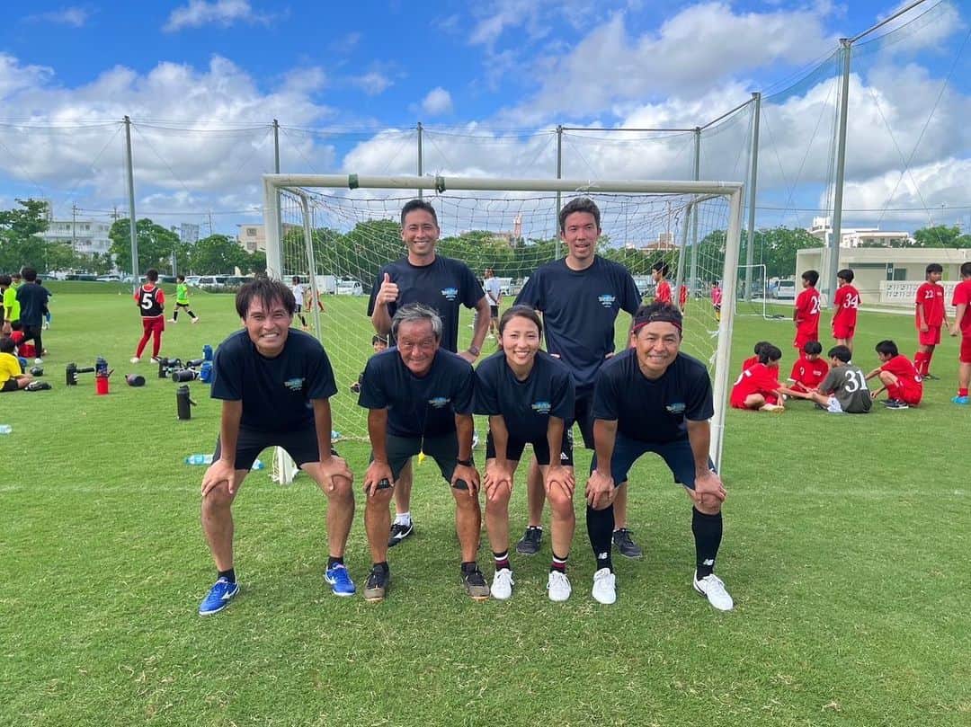 徳永悠平さんのインスタグラム写真 - (徳永悠平Instagram)「ファンスポ2日目はサッカースクールでした！  元日本代表、レジェンドの金田さん、小村さん、そしてラグビー元日本代表の村田さん、田坂さんにも一緒に参加していただき約150名の子供たちと楽しくサッカーをさせてもらいました！  この場所から未来の日本代表が生まれる事を期待してます！  ラグビーとヨガとサッカー、垣根を越えた素晴らしいイベントでした。 その他にもマーケットやビーチなど南国の雰囲気を存分に楽しめました！  これからも直接触れ合う機会を大切にしていきたいと思います！  参加してくれた子供等、保護者の皆様、運営スタッフの皆様に心より感謝申し上げます。  #ファンスポ　#マルシャル　 #金田喜稔 さん #小村徳男　さん  #村田亙　さん #田坂藍　さん  #徳永悠平」10月9日 18時54分 - yuhei02