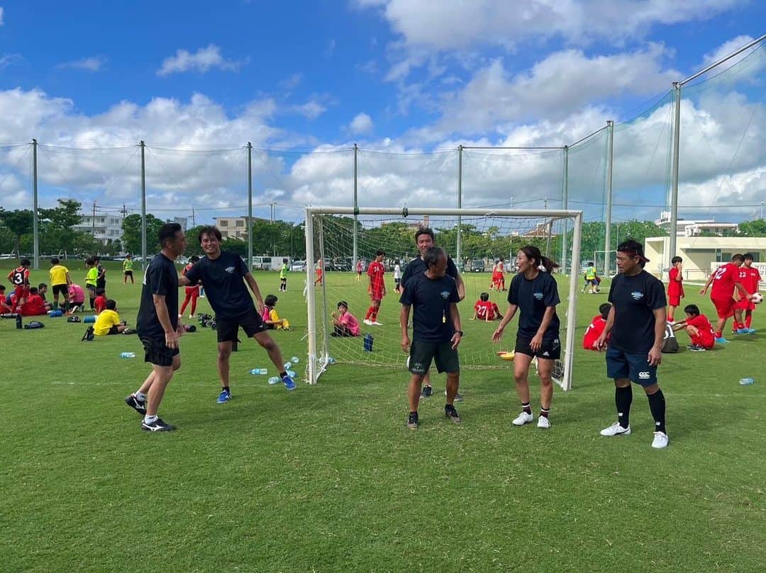 徳永悠平さんのインスタグラム写真 - (徳永悠平Instagram)「ファンスポ2日目はサッカースクールでした！  元日本代表、レジェンドの金田さん、小村さん、そしてラグビー元日本代表の村田さん、田坂さんにも一緒に参加していただき約150名の子供たちと楽しくサッカーをさせてもらいました！  この場所から未来の日本代表が生まれる事を期待してます！  ラグビーとヨガとサッカー、垣根を越えた素晴らしいイベントでした。 その他にもマーケットやビーチなど南国の雰囲気を存分に楽しめました！  これからも直接触れ合う機会を大切にしていきたいと思います！  参加してくれた子供等、保護者の皆様、運営スタッフの皆様に心より感謝申し上げます。  #ファンスポ　#マルシャル　 #金田喜稔 さん #小村徳男　さん  #村田亙　さん #田坂藍　さん  #徳永悠平」10月9日 18時54分 - yuhei02
