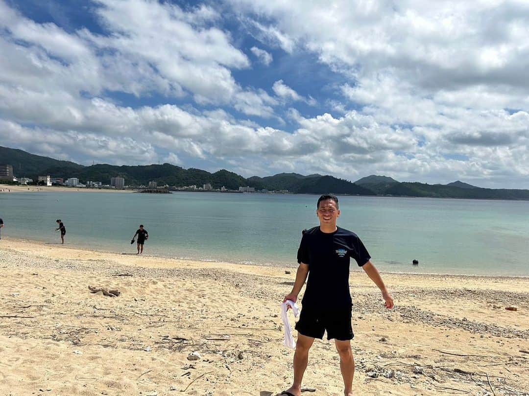 徳永悠平さんのインスタグラム写真 - (徳永悠平Instagram)「ファンスポ2日目はサッカースクールでした！  元日本代表、レジェンドの金田さん、小村さん、そしてラグビー元日本代表の村田さん、田坂さんにも一緒に参加していただき約150名の子供たちと楽しくサッカーをさせてもらいました！  この場所から未来の日本代表が生まれる事を期待してます！  ラグビーとヨガとサッカー、垣根を越えた素晴らしいイベントでした。 その他にもマーケットやビーチなど南国の雰囲気を存分に楽しめました！  これからも直接触れ合う機会を大切にしていきたいと思います！  参加してくれた子供等、保護者の皆様、運営スタッフの皆様に心より感謝申し上げます。  #ファンスポ　#マルシャル　 #金田喜稔 さん #小村徳男　さん  #村田亙　さん #田坂藍　さん  #徳永悠平」10月9日 18時54分 - yuhei02