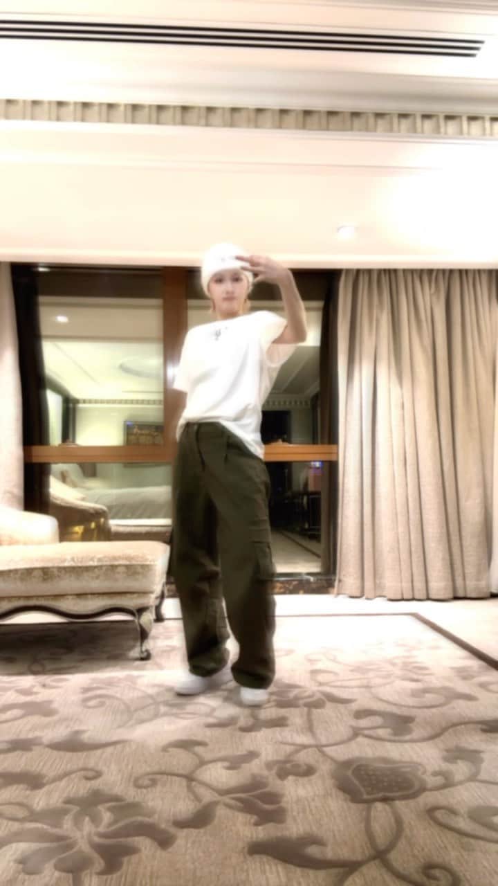 EVERGLOWのインスタグラム：「미아 3D 챌린지 기다린 FOREVER?❤️‍🔥 #EVERGLOW #에버글로우 #미아 #MIA #JungKook_3D」