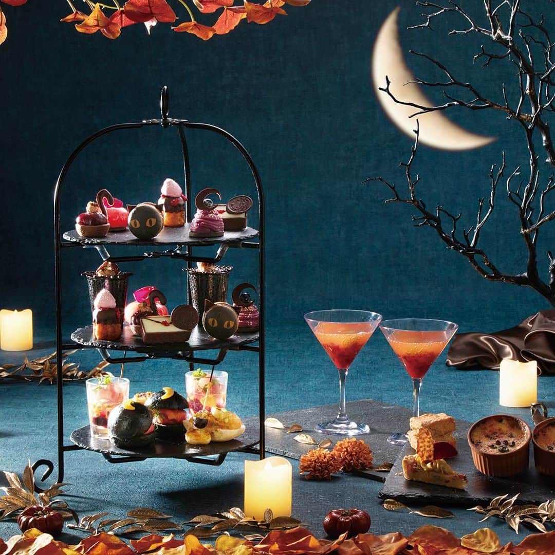 グランドプリンスホテル新高輪さんのインスタグラム写真 - (グランドプリンスホテル新高輪Instagram)「🎃ハロウィーンアフタヌーンティー🎃  もうすぐハロウィーンですね👻💫  ラウンジもみじではとっておきのハロウィーンアフタヌーンティーをお楽しみいただけます。 今年のテーマは「ある森の中に住む黒猫が仲良しの月とともに計画するハロウィンパーティーの物語」。  楽しいパーティーの始まりにぴったりな招待状形のホワイトチョコレートタルトや、黒猫マカロンなど遊び心がいっぱいのスイーツとセイボリー。 秋の味覚を、オリジナルハーブティーなど午後のひとときを彩るドリンクとともにご堪能ください🐈‍⬛🌛✨🐾  まるで黒猫からパーティーに誘われた気分で特別な時間を楽しんでみてはいかがでしょうか？ ご予約・詳細はプロフィール（ @grandprincehotel_shintakanawa ）から当ホテル公式ホームページをご覧ください。  〜ラウンジもみじについて〜 移ろうもみじの色彩のように時とともに表情を変えるラウンジ。 開放感のある空間で、各国のお料理やアフタヌーンティーなどをお楽しみいただけます。  🎃Halloween Afternoon Tea 🎃  Halloween is coming soon👻💫  We are pleased to offer a very special Halloween Afternoon Tea at Lounge Momiji. This year's theme is "the story of a Halloween party planned by a black cat living in a  forest with his good friend Moon.  The sweets and savories are full of playfulness, including invitation-shaped white chocolate tarts and black cat macaroons, perfect for the start of a fun party. Enjoy the tastes of autumn with original herbal teas and other drinks to color your afternoon. 🐈‍⬛🌛✨🐾  Enjoy a special time as if you were invited to a party by a black cat! For reservations and more information, please visit our official website from the profile.  ~About Lounge Momiji~ Like the changing colors of maple leaves, the expression of the lounge changes with time. Enjoy international cuisine and afternoon tea in a space with a sense of openness.  #グランドプリンスホテル新高輪 #プリンスホテル #品川 #高輪 #高輪時間 #grandprincehotelshintakanawa #princehotel #ラウンジもみじ #loungemomiji #ハロウィン #ハロウィーン #ハロウィンアフタヌーンティー #ハロウィーンアフタヌーンティー #ハロウィンスイーツ #ハロウィーンスイーツ #アフタヌーンティー #猫 #黒猫 #秋 #秋スイーツ #ヌン活 #カフェ巡り #東京カフェ #食欲の秋 #女子会 #halloween #afternoontea」10月9日 18時59分 - grandprincehotel_shintakanawa