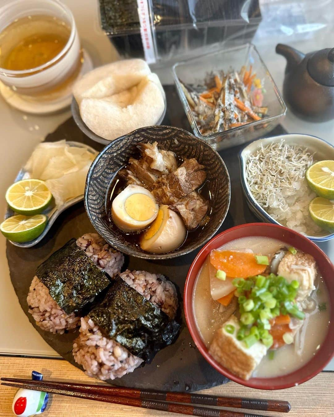 shibainu berryさんのインスタグラム写真 - (shibainu berryInstagram)「Lunch🐻🦊🍽️ 今日のべりむくご飯🐻🦊🍚 ①豚バラブロックが激安だったのでべりむくもカリカリ＋豚バラブロック😆人間用の豚の角煮を作る時に調味料無しで圧力鍋で40分煮込んでトロトロ〜🤤べりむくの分は煮込むだけで終了！ べりやん少し前から、脂が多いお肉をたくさん食べると💩が緩くなるんです…歳やね🥲なので、手羽元も入れてます😅べりやんのはゆで卵でかさ増し⤴︎ ②むくみの食べ方が下手すぎて笑ってしまうおかん😂 むくみのも手羽元と混ぜてます😅 ゆで卵嫌いなのでむくみはゆで卵無し😓スクランブルエッグなら食べるけど、ゆで卵は嫌いなんです😦ゆで卵って独特の匂いするからそのせいかな？ ③食べ終わってもお皿ペロペロするのはむくみ的にかなり気に入ったということ😙 ④人間用🍙 ＊おにぎり ＊粕汁 ＊豚の角煮 ＊ちりめんじゃこ大根おろし ＊ごぼうと人参のサラダ ＊白菜のお漬物 ＊梨🍐 今年も始まった！🍙アクション😋 #onigiriaction を付けて投稿すると協賛企業が寄付でアフリカ、アジアの子供達に給食5食届くよ😆(フィード投稿🙆‍♀️ストーリーズ🙅‍♀️) #べりむくご飯 #犬の脾臓腫瘍 #犬の腫瘍摘出手術 #僧帽弁閉鎖不全症 #僧帽弁閉鎖不全症の犬 #僧帽弁閉鎖不全症手術済 #僧帽弁閉鎖不全症克服 #柴犬 #柴 #べりやん #べりむく #多頭飼い #徳島 #berry #shiba #shibainu  #shibainumania #ぷにっと部 #口角キュキュッと部 #チーム俺様 →部員絶賛募集中 #shiba_snap #proudshibas #instagramjapan #ふわもこ部 #pecoいぬ部 #pecotv #9gag @9gag @barked」10月9日 19時00分 - shibainu.berry