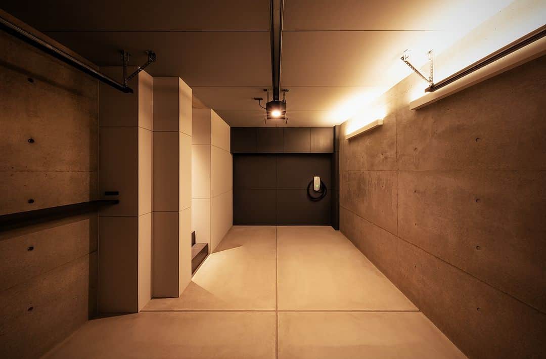 ミサオケンチクラボのインスタグラム：「インナーガレージ 写真：福澤昭嘉  #シンプル #モダン #デザイン #建築 #建築家 #建築家住宅 #注文住宅 #設計事務所 #住宅 #新築 #一軒家 #家 #residence#ポーチ#間接照明 #シンプルインテリア #シンプルな暮らし #外観 #コンクリート #打ち放し #インナーガレージ」