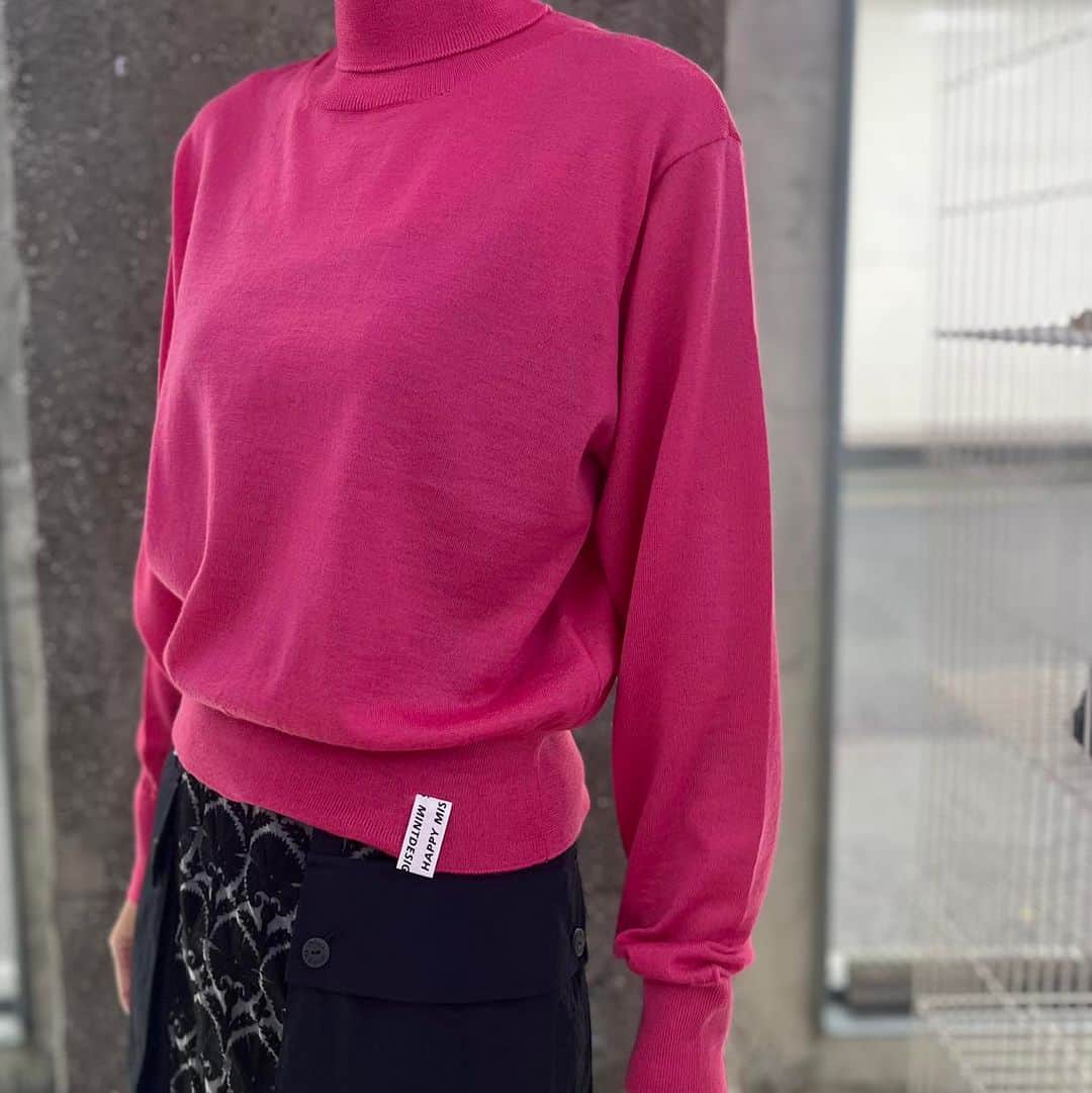 ミントデザインズのインスタグラム：「. -CASH WOOL KNIT-  柔らかくて着心地のよい、ミントデザインズ定番ニット。 今季はローズピンクのカラーが加わり、インナーとしてもお使いいただけるコンパクトなタートルネックの形で登場しました‼︎ 裾のオリジナルロゴテープのディティールも効いています♪」