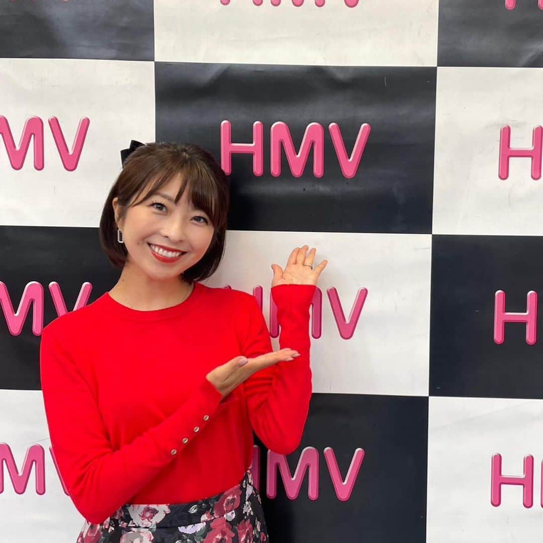 小尾渚沙さんのインスタグラム写真 - (小尾渚沙Instagram)「「HMV大宮アルシェにCDおいてもらえるよ記念！〜KKC＆小尾渚沙 販売会＆ミニライブ〜 」🎉  冷たい雨降りの中、たっっくさんの方にお集まり頂き、ありがとうございました❤️ 楽しかったーーーっ‼️‼️😍😍😍  リスナーの皆さんにお会いできて嬉しかったです💕 今夜はあたたかいお風呂に入って、風邪ひかないようにご自愛下さい☺️ 本当にありがとうございました❤️  大宮アルシェ内のHMVさんの店頭では、こんな感じでCDを並べて頂くことになりました😍（写真５・６枚目） 自分のCDがHMVの店頭に並んでいるなんて、夢のようです🤭✨  今後とも応援宜しくお願い致します❤️ . . #スワイプしてね 👉 #おびハピ795 #大宮アルシェ #NACK5 #HMV大宮アルシェ  #KKC #KKCライブ #kkcch #HMV #小尾渚沙」10月9日 19時03分 - obi_nagisa