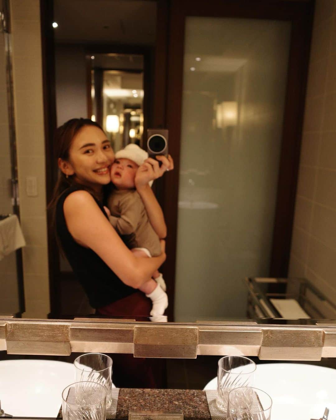 のインスタグラム：「3連休に箱根♨️ 子連れに優しいしホテル内にいくつも本格的なレストランもあって快適だった🥰 産後初のサウナに温泉は最高です🫶  生後2ヶ月👶との旅行は途中PAなどに寄らずに箱根直行。 3時間毎のミルクなので、あげて即出発したら車内はずっと寝ててくれます！ 午前中に出発すると渋滞多めなので昼過ぎにでて2時間程で到着！ 帰りもチェックアウトして直ぐ帰宅で2時間かからずに到着したので一度もぐずらずに行けました🥹 お腹空いてると眠り浅くすぐ起きちゃうから飲んでからいかにすぐ車に乗るかが重要😂」