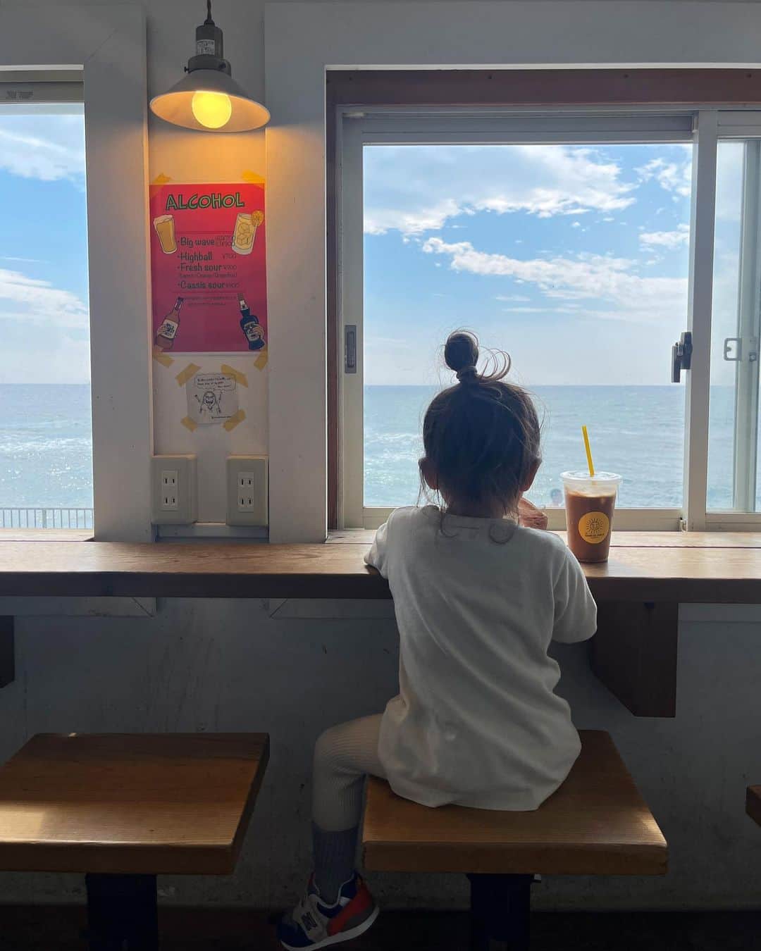 EMILY/BLUEのインスタグラム：「海の見える 気持ち良い〜cafeにて☕️💞  のーーんびり♡  #海の見えるカフェ #海のある生活 #海のある暮らし #インテリア #男の子ママ #女の子ママ #海の見える家 #キッズコーデ #3歳 #5歳 #カフェ #コーヒータイム #休日」