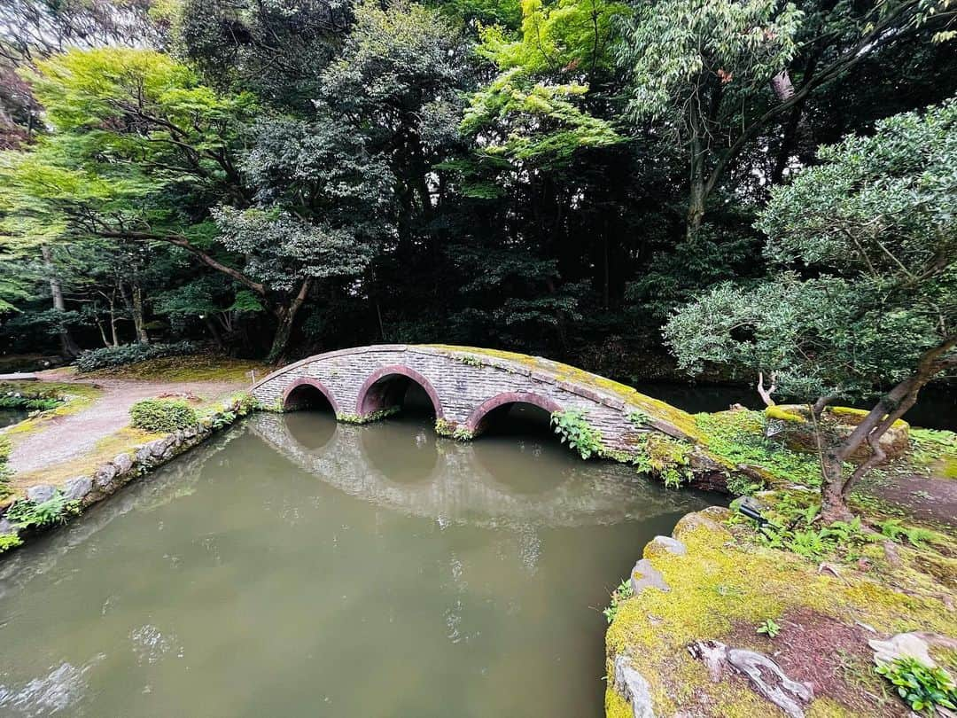 千秋さんのインスタグラム写真 - (千秋Instagram)「金沢へ。 ハマってる古道具探し＆観光業かず🇺🇸のマーケティング＆MEGUMIちゃん @megumi1818 との約束を果たすため•••と色々な目的もあって、急遽の弾丸旅行🚄✨  ずっと行きたかったCAFEたもん @cafetamon  オープン時、MEGUMIちゃんから聞いた、この土地に一目惚れした、という意味がわかりました。 味もおもてなしもロケーションも最高✨  #ひがし茶屋街 をお散歩。 和洋折衷の #尾山神社 ⛩️ 古い井戸とかもはやもう😏 庭園や #金沢城公園 へ  色んな情報や感想は、YouTubeで出しますのでお楽しみに。 今回はいつもと違う編集を試したくて、自撮り棒と三脚を使って撮影方法も変えてみたりと、試行錯誤の回でもあります。素材が多くて編集が気が遠くなるけど頑張る🫠  #金沢旅行 #金沢 #千秋旅日記 #cafeたもん #金沢城 #古い井戸 #太鼓橋」10月9日 19時08分 - chiaki77777