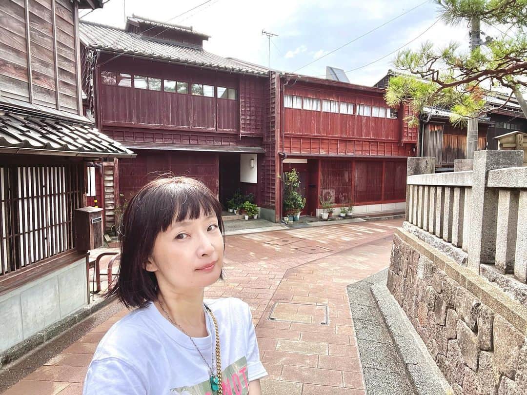 千秋さんのインスタグラム写真 - (千秋Instagram)「金沢へ。 ハマってる古道具探し＆観光業かず🇺🇸のマーケティング＆MEGUMIちゃん @megumi1818 との約束を果たすため•••と色々な目的もあって、急遽の弾丸旅行🚄✨  ずっと行きたかったCAFEたもん @cafetamon  オープン時、MEGUMIちゃんから聞いた、この土地に一目惚れした、という意味がわかりました。 味もおもてなしもロケーションも最高✨  #ひがし茶屋街 をお散歩。 和洋折衷の #尾山神社 ⛩️ 古い井戸とかもはやもう😏 庭園や #金沢城公園 へ  色んな情報や感想は、YouTubeで出しますのでお楽しみに。 今回はいつもと違う編集を試したくて、自撮り棒と三脚を使って撮影方法も変えてみたりと、試行錯誤の回でもあります。素材が多くて編集が気が遠くなるけど頑張る🫠  #金沢旅行 #金沢 #千秋旅日記 #cafeたもん #金沢城 #古い井戸 #太鼓橋」10月9日 19時08分 - chiaki77777