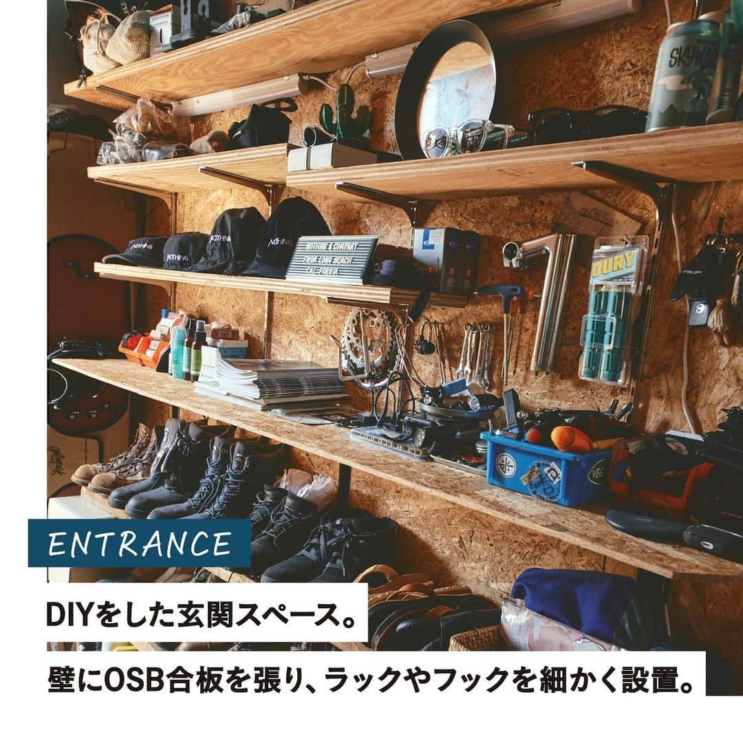 RE住むRENOVATIONさんのインスタグラム写真 - (RE住むRENOVATIONInstagram)「家づくりの経験者から具体的な家づくりアイデアをうかがう企画 “あの人の家づくり手帖”。  自身も暮らしたアメリカ西海岸をイメージして、居心地抜群の家づくりをされた河尻さん。  「洒落ているのに気取りのない、程よい緩さ」を意識し、リビングは無垢のフローリング、キッチンはブロックタイル、1階や階段はカーペットと異素材を隣り合わせることにより、地続きでありながら緩やかに空間の表情を変えています。  また、リビング奥にはゲストルームを兼ねた、絶妙な高さの小上がりが。こちらもカーテンで仕切れるようにすることで、開放感をキープし緩やかにつながりを。 「ACEホテル」を筆頭に、アメリカ西海岸の住環境をモチーフにした河尻さん宅の家づくりアイデアをご紹介します。  詳しくは記事をご覧ください。 @dolive.media  — DoliveアプリではDolive media記事のほか、 サイトに載っていない特別記事も公開中。 App Storeで【Doliveアプリ】と検索してみてね。  #dolivemedia #dolive #doliveアプリ #君はどんな家に住みたい #あの人の家づくり手帖 #家 #部屋 #住まい #暮らし #住宅デザイン #家具 #ライフスタイル #インテリアデザイン #暮らしのアイデア #おしゃれインテリア #好きなものに囲まれた暮らし #インテリア術 #理想の家 #家づくり #家づくりアイデア#一戸建て #レッドシダー外壁 #西海岸テイスト#カーペット #小上がり」10月9日 19時08分 - dolive.media