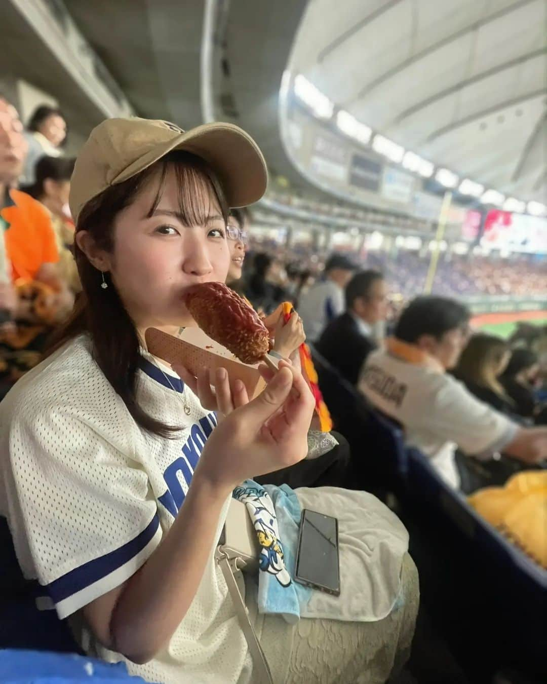 小谷津友里さんのインスタグラム写真 - (小谷津友里Instagram)「ユニフォームいっぱい持ってるけど、なんだかんだ一番のお気に入りは大洋ユニかもしれない⚾ デザインかわゆい😲  もちろん青いユニも大好き☺️💙  #baystars #ユニフォーム #横浜denaベイスターズ #大洋ホエールズ #横浜　#スポーツ #野球観戦 #baseball #スポーツ観戦 #キャップコーデ #ホワイトコーデ #ベージュコーデ」10月9日 19時09分 - yurikoyatsu