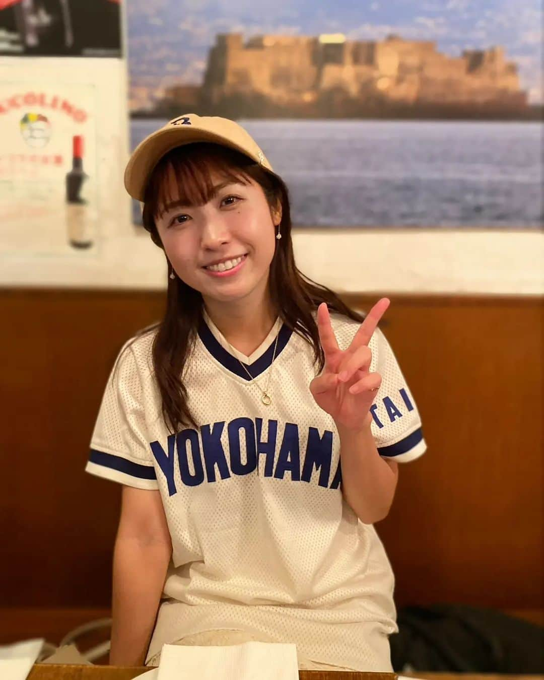 小谷津友里さんのインスタグラム写真 - (小谷津友里Instagram)「ユニフォームいっぱい持ってるけど、なんだかんだ一番のお気に入りは大洋ユニかもしれない⚾ デザインかわゆい😲  もちろん青いユニも大好き☺️💙  #baystars #ユニフォーム #横浜denaベイスターズ #大洋ホエールズ #横浜　#スポーツ #野球観戦 #baseball #スポーツ観戦 #キャップコーデ #ホワイトコーデ #ベージュコーデ」10月9日 19時09分 - yurikoyatsu