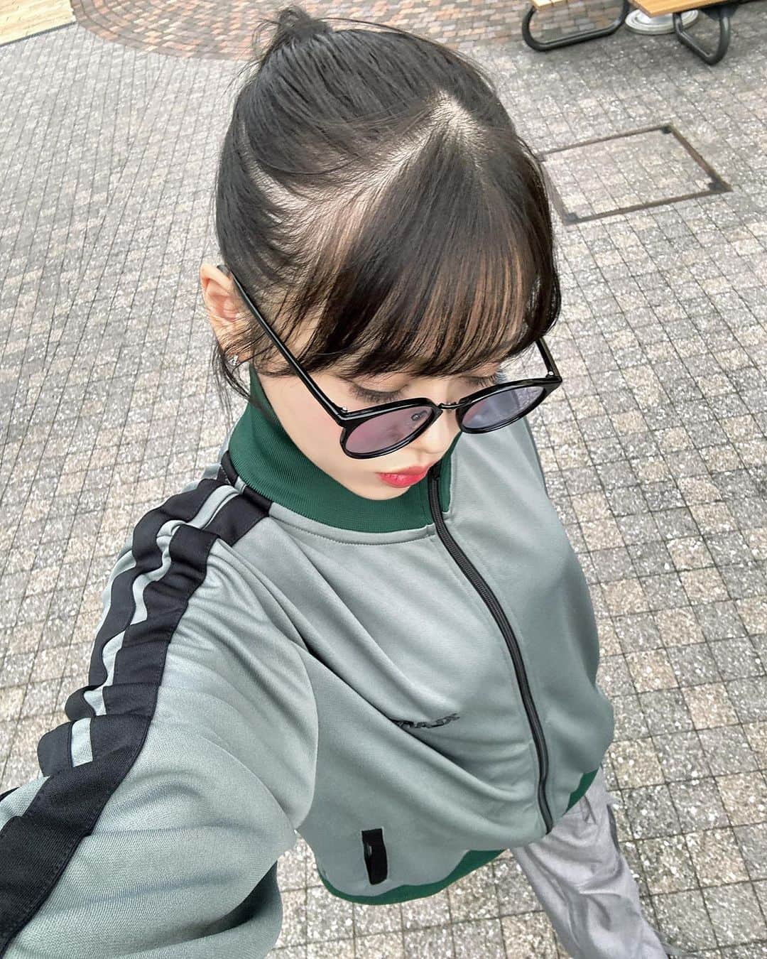 渡邉鈴音のインスタグラム：「鳥栖のアウトレット行ってきた🛍️💚　 たまたま服に爪にソフトクリームの色が緑で全部目に良い色だった笑笑 急激に寒くなってきたけん衣替えしないとな🤧  東京ただいま🗼  @xlargejp  @xlarge_snap  #鳥栖 #アウトレット #shopping #福岡 #佐賀 #買い物 #ショッピング」