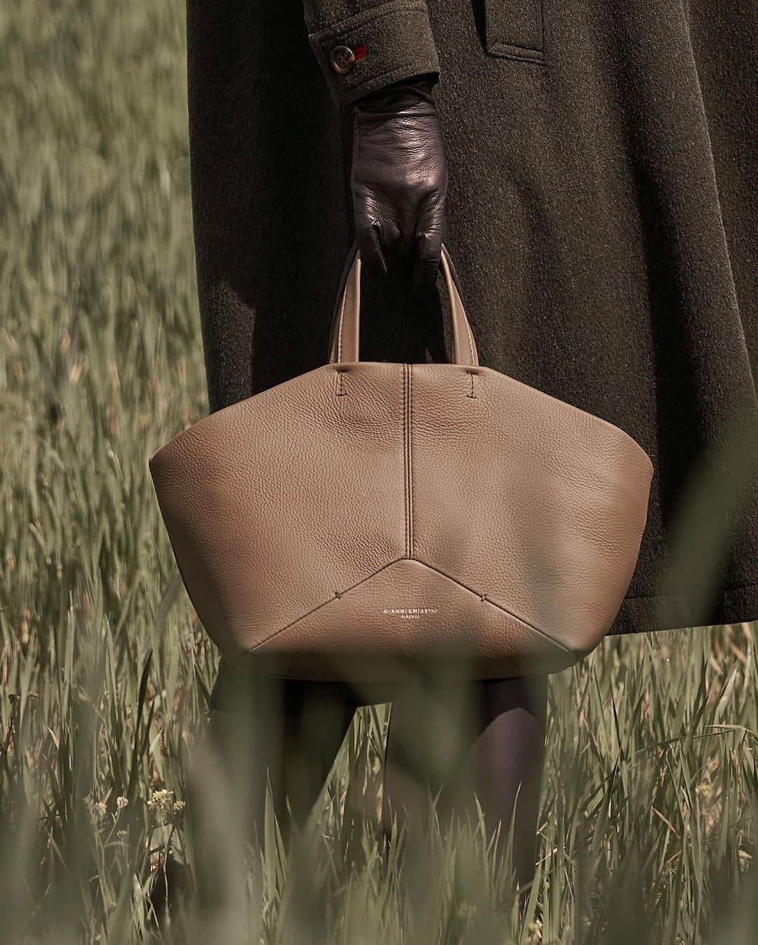 ジャンニキアリーニのインスタグラム：「The ultra-soft touch of silk grain leather meets the earthy shades of winter: Ambra is tinged with these warm colors which enhance its linear and timeless design .  #giannichiarini #gc #ジャンニキアリーニ #FW23」