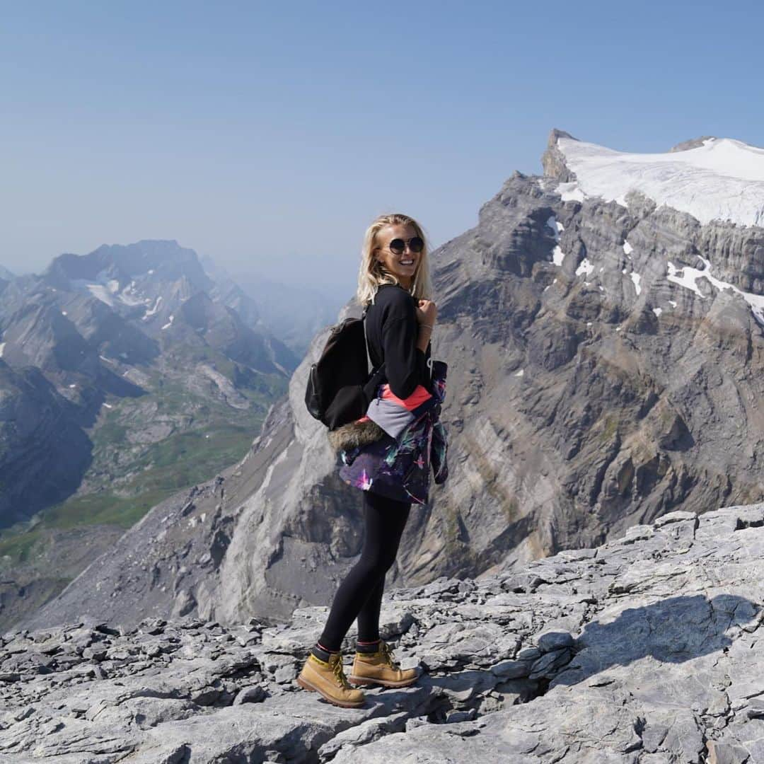 Zanna Van Dijkさんのインスタグラム写真 - (Zanna Van DijkInstagram)「🥾 2017 vs Now 🥾   This is a reminder that we all start somewhere. The left photo is on my first big day hike I did in Yosemite, the day that I believe I rediscovered & fell in love with hiking as an adult. I was wearing my trusty leather Micheal Kors backpack. I had zero gear and zero idea what I was doing, but I found a spark of joy in the outdoors, it was the start of the journey to where I am now 🥰  Swipe right for a little summary: 2️⃣ 2000. I spent my childhood hiking and cold water swimming across the UK. 3️⃣ 2010-2016. There was a 6 year gap where I forgot about the outdoors and focused on studying and building my business. 4️⃣ 2017. I went on that fateful hike in Yosemite and reconnected with how bloody glorious nature is.  5️⃣ 2018. I experienced my first mountain focused holiday to Switzerland and fell a little in love with it. I summited my first mountain in Slovenia later that summer. I still didn’t have boots or a proper backpack.  6️⃣ 2019. The year I threw myself into hiking. I explored the mountains in Austria, Slovenia, Montenegro & Slovakia and became addicted!  7️⃣ Late 2019. We went to Patagonia & I *finally* got some proper outdoor gear to protect me against the elements out there.  8️⃣ 2021. I faced my fears and did my first ever via ferrata and rappel in Mexico. I realised I was capable of so much more than I ever thought.  9️⃣ 2022. I hosted my first group hiking trips to Jordan, Slovenia, Montenegro and the Amalfi Coast. It brought me SO much joy and fulfilment seeing others connect with the outdoors.  🔟 2023. Hiking is my passion, it has become a huge part of my life and career. I aim to continue exploring the mountains on foot and challenging myself in new ways through via ferrata and climbing. There’s always more to learn, I can’t wait to see what comes next 🥰  Everyone starts as a beginner, so don’t be afraid to throw yourself into something new ♥️」10月9日 19時12分 - zannavandijk