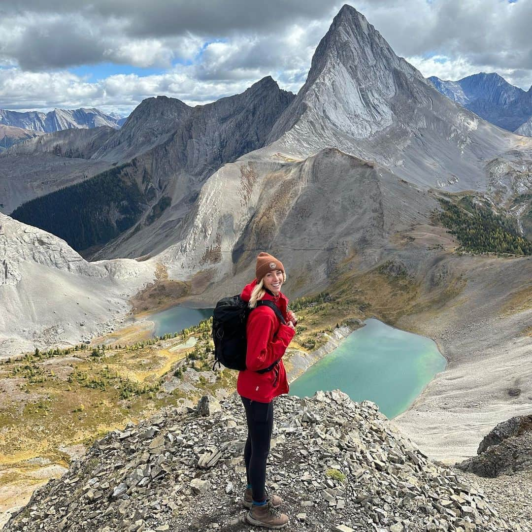 Zanna Van Dijkさんのインスタグラム写真 - (Zanna Van DijkInstagram)「🥾 2017 vs Now 🥾   This is a reminder that we all start somewhere. The left photo is on my first big day hike I did in Yosemite, the day that I believe I rediscovered & fell in love with hiking as an adult. I was wearing my trusty leather Micheal Kors backpack. I had zero gear and zero idea what I was doing, but I found a spark of joy in the outdoors, it was the start of the journey to where I am now 🥰  Swipe right for a little summary: 2️⃣ 2000. I spent my childhood hiking and cold water swimming across the UK. 3️⃣ 2010-2016. There was a 6 year gap where I forgot about the outdoors and focused on studying and building my business. 4️⃣ 2017. I went on that fateful hike in Yosemite and reconnected with how bloody glorious nature is.  5️⃣ 2018. I experienced my first mountain focused holiday to Switzerland and fell a little in love with it. I summited my first mountain in Slovenia later that summer. I still didn’t have boots or a proper backpack.  6️⃣ 2019. The year I threw myself into hiking. I explored the mountains in Austria, Slovenia, Montenegro & Slovakia and became addicted!  7️⃣ Late 2019. We went to Patagonia & I *finally* got some proper outdoor gear to protect me against the elements out there.  8️⃣ 2021. I faced my fears and did my first ever via ferrata and rappel in Mexico. I realised I was capable of so much more than I ever thought.  9️⃣ 2022. I hosted my first group hiking trips to Jordan, Slovenia, Montenegro and the Amalfi Coast. It brought me SO much joy and fulfilment seeing others connect with the outdoors.  🔟 2023. Hiking is my passion, it has become a huge part of my life and career. I aim to continue exploring the mountains on foot and challenging myself in new ways through via ferrata and climbing. There’s always more to learn, I can’t wait to see what comes next 🥰  Everyone starts as a beginner, so don’t be afraid to throw yourself into something new ♥️」10月9日 19時12分 - zannavandijk