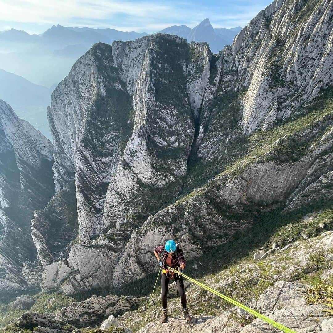 Zanna Van Dijkさんのインスタグラム写真 - (Zanna Van DijkInstagram)「🥾 2017 vs Now 🥾   This is a reminder that we all start somewhere. The left photo is on my first big day hike I did in Yosemite, the day that I believe I rediscovered & fell in love with hiking as an adult. I was wearing my trusty leather Micheal Kors backpack. I had zero gear and zero idea what I was doing, but I found a spark of joy in the outdoors, it was the start of the journey to where I am now 🥰  Swipe right for a little summary: 2️⃣ 2000. I spent my childhood hiking and cold water swimming across the UK. 3️⃣ 2010-2016. There was a 6 year gap where I forgot about the outdoors and focused on studying and building my business. 4️⃣ 2017. I went on that fateful hike in Yosemite and reconnected with how bloody glorious nature is.  5️⃣ 2018. I experienced my first mountain focused holiday to Switzerland and fell a little in love with it. I summited my first mountain in Slovenia later that summer. I still didn’t have boots or a proper backpack.  6️⃣ 2019. The year I threw myself into hiking. I explored the mountains in Austria, Slovenia, Montenegro & Slovakia and became addicted!  7️⃣ Late 2019. We went to Patagonia & I *finally* got some proper outdoor gear to protect me against the elements out there.  8️⃣ 2021. I faced my fears and did my first ever via ferrata and rappel in Mexico. I realised I was capable of so much more than I ever thought.  9️⃣ 2022. I hosted my first group hiking trips to Jordan, Slovenia, Montenegro and the Amalfi Coast. It brought me SO much joy and fulfilment seeing others connect with the outdoors.  🔟 2023. Hiking is my passion, it has become a huge part of my life and career. I aim to continue exploring the mountains on foot and challenging myself in new ways through via ferrata and climbing. There’s always more to learn, I can’t wait to see what comes next 🥰  Everyone starts as a beginner, so don’t be afraid to throw yourself into something new ♥️」10月9日 19時12分 - zannavandijk