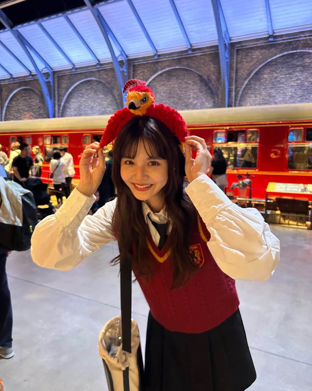 のインスタグラム：「1番すきな呪文は ウィンガーディアム・レヴィオーサ です໒꒱  本気で好きだから、本気で楽しんだ。 ずっとニヤニヤが止まらなかった。  あー幸せ。 また本読み返そうかな…  #ハリポタツアー  #wbtourlondonharrypotter  #harrypotterworld #ワーナーブラザーズスタジオツアー」
