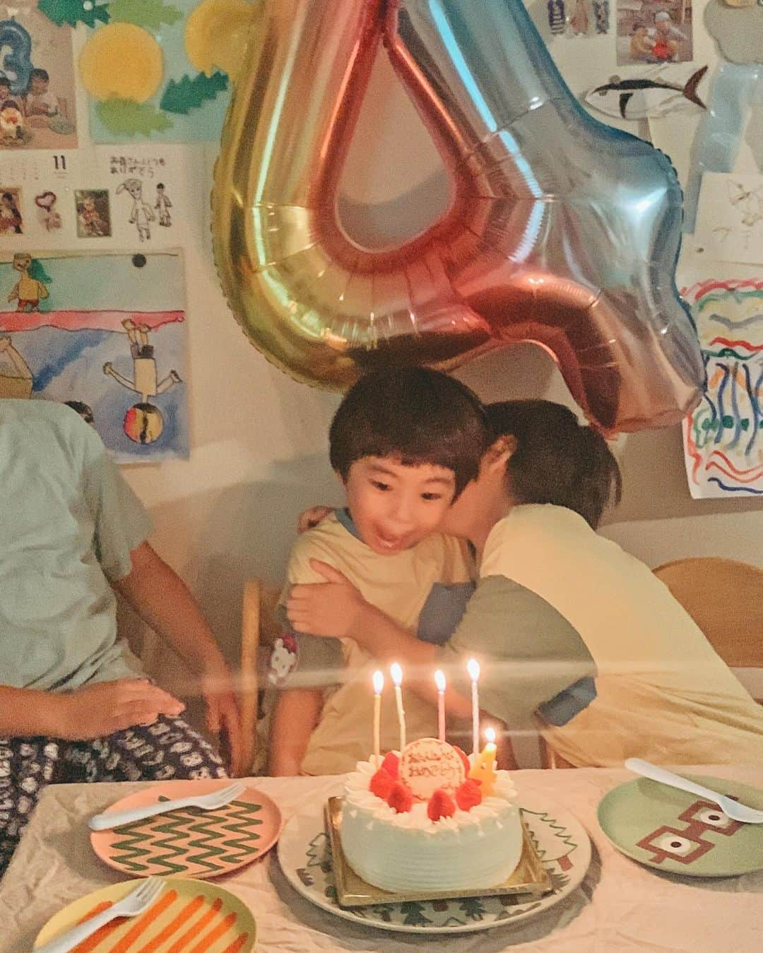 むらたさきさんのインスタグラム写真 - (むらたさきInstagram)「🎂🎂 ． Happy 4th birthday〜🥳🎉 ． 先日、 三男坊サンちゃん👦が 4歳になりました〜〜〜🫶🥰🎁 ． おめでとう♡♡♡ ． ． ついこの前生まれたと思ったのに、 あっという間に✨ 恐竜大好き💘🦖で俺流のかっこよさを追い求める、 自我炸裂のキッズへと成長しました〜😘🕺 ． ． ずっと欲しいと唱えていた 大きな恐竜のおもちゃをプレゼントにもらって、 ミニ恐竜を集って戦いごっこをしたり、 声マネをして遊んだり、 ． 兄ちゃんが残していたお年玉で🦈のぬいぐるみを買ってくれたり、 ぬりえやおめでとうのお手紙くれたりと、 大喜びでした✌️🥳🦖 ． ． (☞ 9枚目は👶生後7時間後の3人♡) ． ． ． 保育園でもお誕生日会をしてもらえて、 その日はお昼寝からサッと起きて支度して 率先して “お誕生日席” に座ったのに、 いざ会が始まると照れてモジモジ👉👈して あれ？いつもと違うじゃん🤣‼️な超小さな声で返事をしていたそう🗣️😂♡ ． わかるわかる🤲 注目されると緊張するよね〜😂💘 ． ． この3連休にあったはじめての運動会も、 とーーっても頑張っていました🥷🏃‍♂🫶😭♡ ． ． ． 3歳はケガや入院なく過ごせて一安心🙏🥺 4歳もすくすく元気に、大きくなぁれ🩵👦🌿 ． ． ． ． お風呂上がりのパーティーで、 とりあえず上だけ着替えて記念写真〜📸てな具合に、 みんな下はパジャマです㊙️🙌😂爆 ． ． ． ． ． ． ． ． ． ． ． ． ． #10歳 #7歳 #4歳 #9月10日生まれ #三兄弟 の三男👦 ． #happybirthdayday #お誕生日おめでとう ♡」10月9日 19時12分 - muratasaki