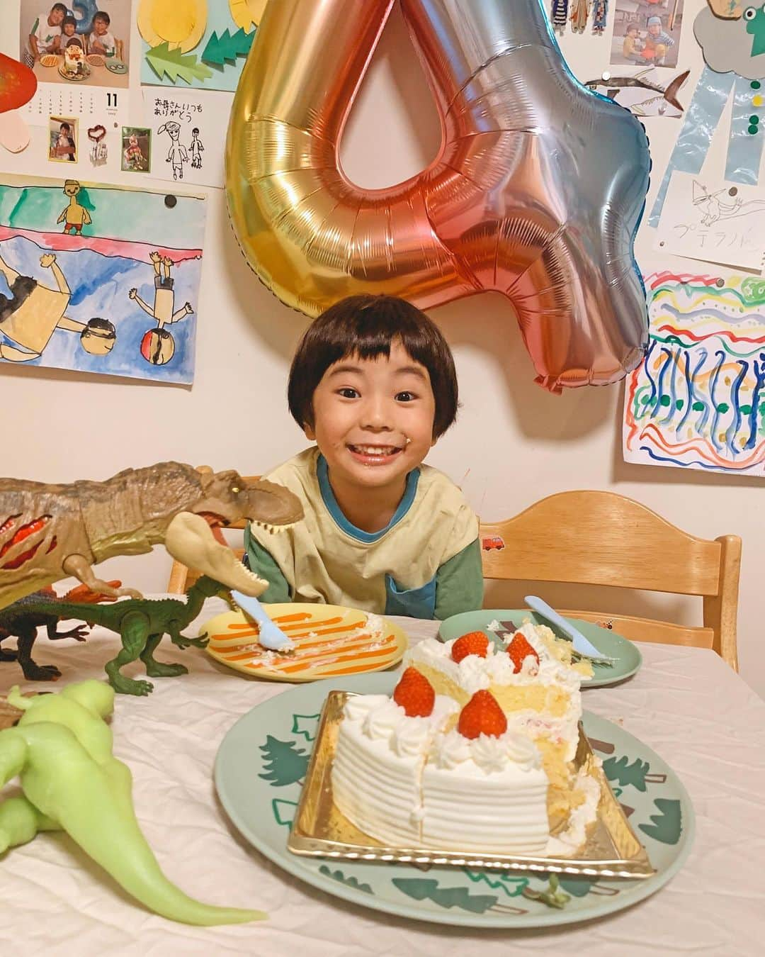 むらたさきさんのインスタグラム写真 - (むらたさきInstagram)「🎂🎂 ． Happy 4th birthday〜🥳🎉 ． 先日、 三男坊サンちゃん👦が 4歳になりました〜〜〜🫶🥰🎁 ． おめでとう♡♡♡ ． ． ついこの前生まれたと思ったのに、 あっという間に✨ 恐竜大好き💘🦖で俺流のかっこよさを追い求める、 自我炸裂のキッズへと成長しました〜😘🕺 ． ． ずっと欲しいと唱えていた 大きな恐竜のおもちゃをプレゼントにもらって、 ミニ恐竜を集って戦いごっこをしたり、 声マネをして遊んだり、 ． 兄ちゃんが残していたお年玉で🦈のぬいぐるみを買ってくれたり、 ぬりえやおめでとうのお手紙くれたりと、 大喜びでした✌️🥳🦖 ． ． (☞ 9枚目は👶生後7時間後の3人♡) ． ． ． 保育園でもお誕生日会をしてもらえて、 その日はお昼寝からサッと起きて支度して 率先して “お誕生日席” に座ったのに、 いざ会が始まると照れてモジモジ👉👈して あれ？いつもと違うじゃん🤣‼️な超小さな声で返事をしていたそう🗣️😂♡ ． わかるわかる🤲 注目されると緊張するよね〜😂💘 ． ． この3連休にあったはじめての運動会も、 とーーっても頑張っていました🥷🏃‍♂🫶😭♡ ． ． ． 3歳はケガや入院なく過ごせて一安心🙏🥺 4歳もすくすく元気に、大きくなぁれ🩵👦🌿 ． ． ． ． お風呂上がりのパーティーで、 とりあえず上だけ着替えて記念写真〜📸てな具合に、 みんな下はパジャマです㊙️🙌😂爆 ． ． ． ． ． ． ． ． ． ． ． ． ． #10歳 #7歳 #4歳 #9月10日生まれ #三兄弟 の三男👦 ． #happybirthdayday #お誕生日おめでとう ♡」10月9日 19時12分 - muratasaki