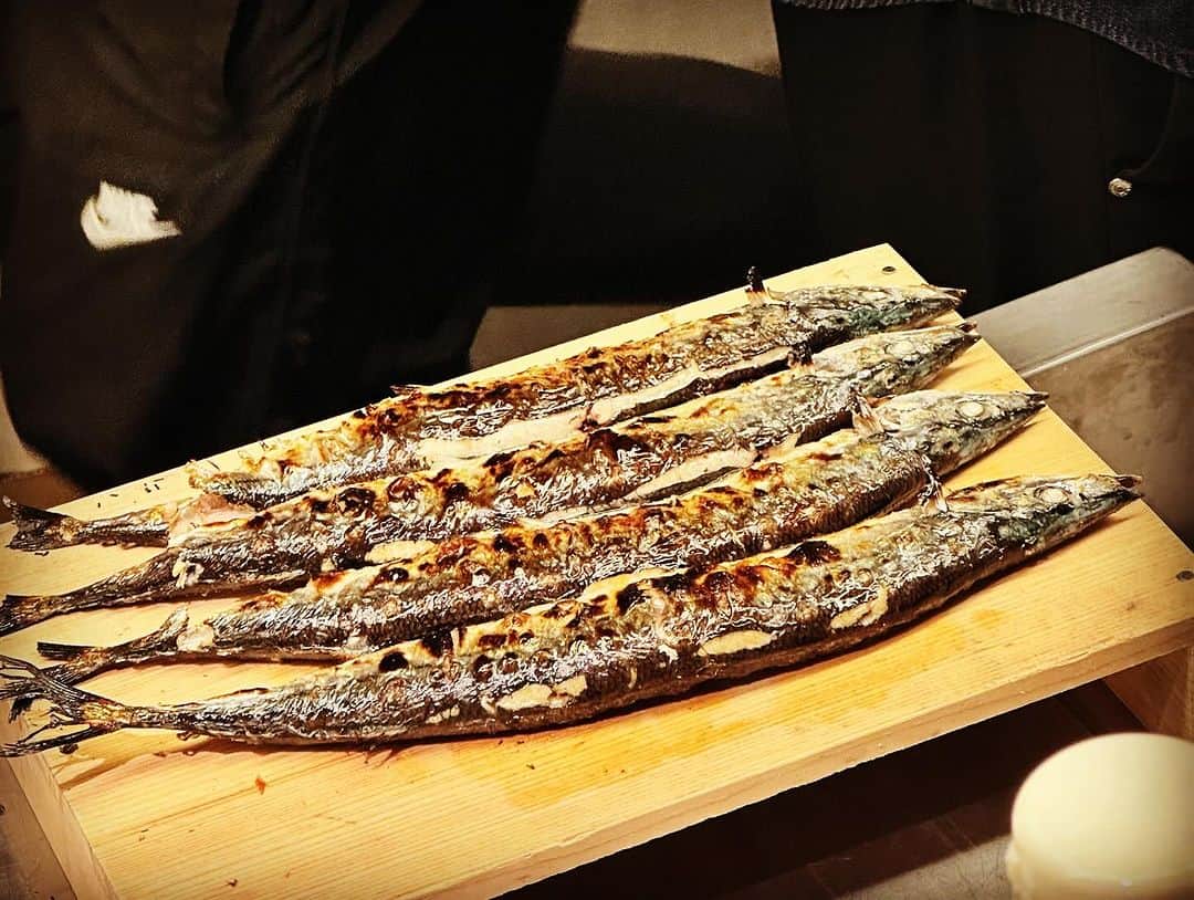 JILLさんのインスタグラム写真 - (JILLInstagram)「今日は恒例のBBQの日でしたが、 雨☔  ですが、 ご好意により、 お店を開放して頂き、 室内BBQとなりました。  また、今年も秋刀魚を頂きました。 焼肉、ほたてごはん、ちゃんちゃん焼き、 焼きおにぎり、焼き鳥。  美食にあうワインもウイスキーも 確かなソムリエさまの見立てで お昼から至福の時でございました。  雨のBBQも忘れがたい思い出になりました。  素晴らしいお店のテーブルを 汚さないようにの心配りも ありがたかったです。  また次回を楽しみにしておりまする。 ご馳走様でございました🙏  ———————————— #10月29日REDROCKS #11月03日西条市ストーンハンマー #11月04日西条市こけら落とし  ———————————— #jillpersonz  #personz  #youtubepersonzチャンネル #note  #jillpersonz  #エアプレ #JILLプレ #ラジオ高崎 #三味線jill屋」10月9日 19時21分 - jillpersonz