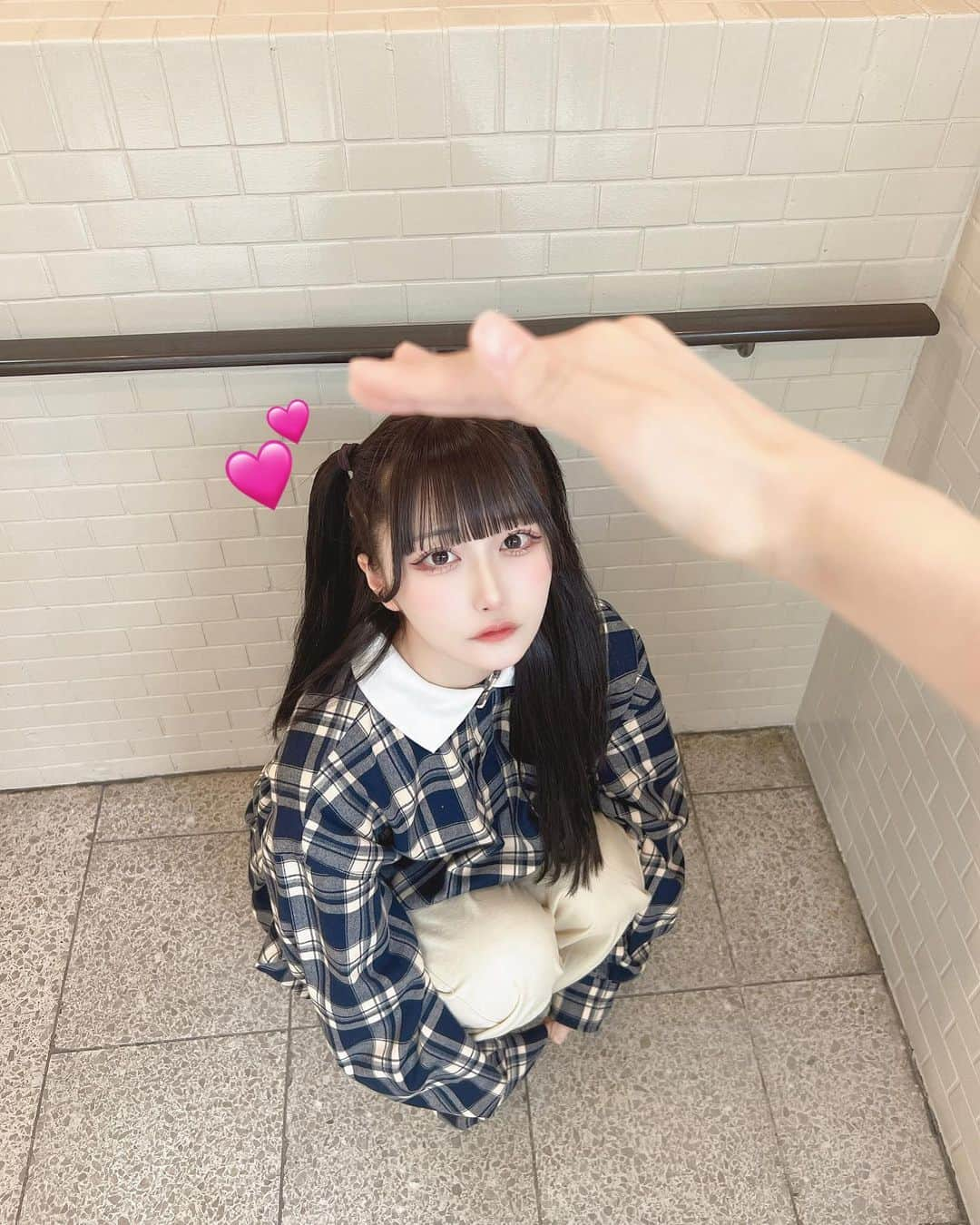 山本優菜のインスタグラム：「ヨシヨシされた(๑˃̵ᴗ˂̵)و ﾖｼ! ・ ・ りこが可愛い写真の撮り方見つけてくれた🫶 何枚目がすき〜？♡  #fyp #ハーフツイン #idol」