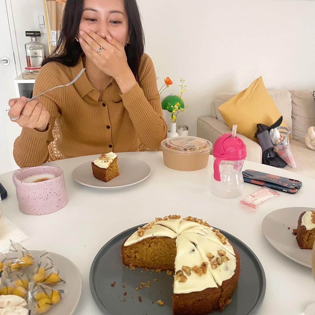 相沢奈緒のインスタグラム：「. キャロットケーキだいすきで 自分でもよく作っていたんだけど この日お友達の🥕が美味しすぎて絶句。  どれもこれもおいしすぎいいいいい🥹 ありがとう🥹🤍  #naoの休日 #carrotcake #homeparty」