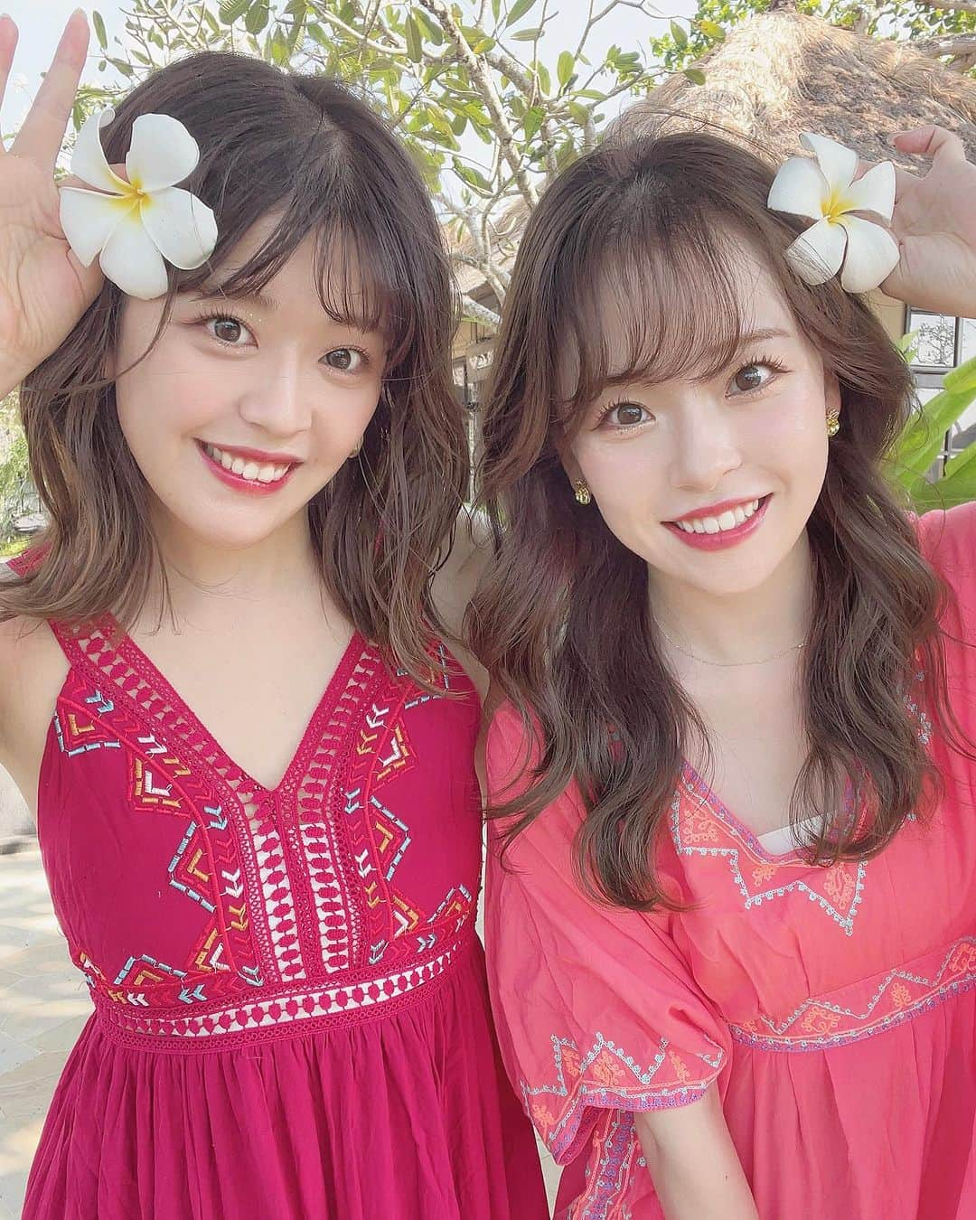 空山菜摘のインスタグラム：「♡ 👭🌺 . 2人とも3?4?年前バリで 買ったワンピース🤫✨ この日の美香のラメが良い感じやったので 次の日しれっと真似しました🤫 . 美香の方が背高くてキリッとしてるから 9割の人に「(美香のことを)お姉ちゃん？」 って聞かれます🤫あっ私が姉です🤫 . . . . #kunyan_trip #バリ島旅行 #バリ旅行 #バリ島観光 #ジンバラン #アヤナリゾート #アヤナリゾートスパバリ #ビーチリゾート #リゾートホテル #バリ島 #海外旅行 #旅行大好き #女子旅 #タビジョ」