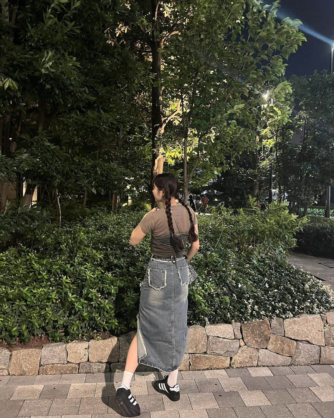 きりざきまいのインスタグラム：「最後に着た夏服かも🍑 Tops @laguagem  Skirt @shein_japan  Bag @shein_japan  Shoes @adidas  #マイコーデシュウ」