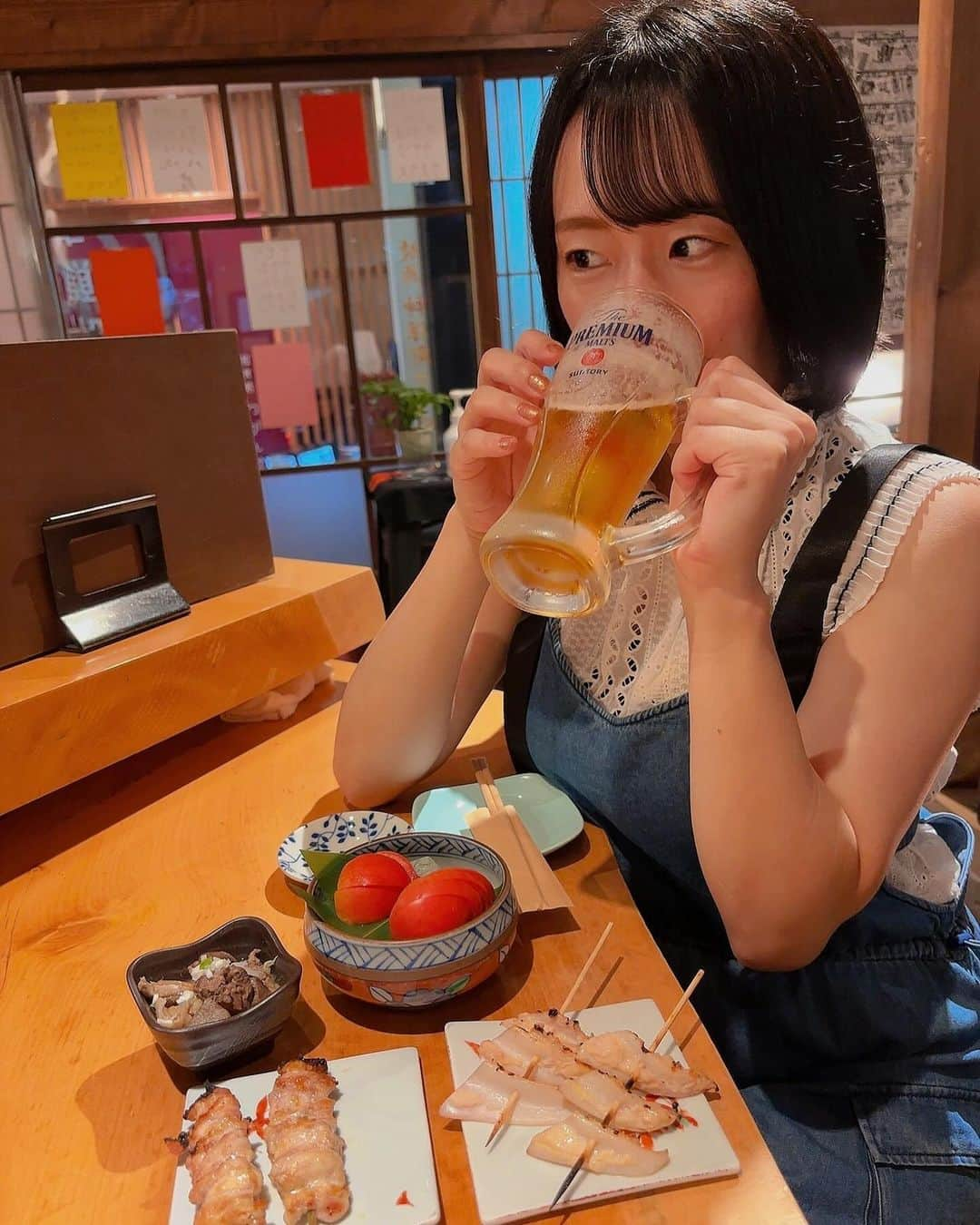 蒼井まやのインスタグラム：「. 今日はどこへ行こうか 今日はどこで飲もうか  ハピネスを求めて到着したのは…そう！神保町！ 神保町っていうと喫茶店とカレーと古本屋ってイメージだけど 結構良い飲み屋さん多いんだよね〜 ちょっと歩けば水道橋だしとても良きエリア♡  今日も今日とてアラサー女子会るんっ 好きなたべもの「焼き鳥」な女と向かいますはこちら！ 駅からとことこ歩いて3分くらい〜  《焼鳥 神保町 とり瑛》 @toriei2020   今日はアラカルトで🐣 焼き鳥にはビールっしょ！てことで まずは安定にビールでカンパーイ🍻💓  🔵生ビール　ジョッキ（500円） ザ・プレミアムモルツ！  カウンターに案内してもらったので 目の前で焼いてくれてるのが見られて楽しい♡ もうそれがつまみになるね♡  🟠冷やしトマト（480円） 今日はアメーラトマトっていうすっごく甘いトマト🍅 めちゃくちゃおいち…そのまんまで美味しいってすげ…  🟠 肉厚しいたけ焼き（500円） 手のひらくらいあるんか？っていうサイズのしいたけ！ 炭火で焼いてお醤油ちょろりと♡ みずみずしくておいしかた…！！！  さて本題の串に参りますよん🐣🐥🐤  🟠希少限定　ヤゲン軟骨（200円） わたしが焼き鳥で一番好きな部位😍 ヤゲン軟骨しか勝たんっしょ あと、ヤゲン軟骨がある時点で勝ちだし それが美味しいお店は間違いないお店なんよ！  このへんでビールのオカワリ🍻 焼き鳥とビール飲んでると大人になった気分！  🟠レバー（190円） 焼き具合が絶妙すぎ！とろとろ。 旨すぎた。  🟠希少限定　そり（320円） そりなー！初めましての部位！ モモの付け根で骨盤のくぼみにあるんだって！ ブリっとしていて弾力があって脂も乗ってる〜  🟠せせり（200円） 安定！せせりっておいしいよね。  🟠ぼんじり（180円） 脂が乗っててビールによく合う…  はい、そしてお次はレモンサワー🍋 なんと＋250円で大きいジョッキになるとのこで 迷うことなく大きいサイズで💓  🔵国産レモンサワー（550円＋250円） 相方も同じくこちらを🍋 爽やかでしゅわっとしてて焼き鳥によく合う〜 お得でうれしい！  🟠鶏胸肉の炙りたたき（550円） 鶏肉好きにはたまらんやーつ！  🟠ささみのふわふわ（530円） 見た目カリッとしてそうに見えるけど とんでもなくふわんふわん。 ふわんふわんすぎて浮かべそう。 やさしいお味で、これ一人一個食べたいやつ🥹  そしてやっぱり大好きなハイボールで〆ましょう。 ちびちびつまめそうなものも頼んでみた！  🔵角ハイボール（450円） 説明いらないよね？  🟠きんかん味噌漬け（250円） これは酒飲み好きなやつっすわ。 たまらんらん。 これと日本酒とか最高だろうなあ〜と思いつつ ハイボールとももちろん相性◎  ちょっと良い焼き鳥を食べながらお酒飲んで 本当大人になったなって気持ちだし とってもしあわせで満たされた…  神保町、他にも良さげなお店たくさんあったし めちゃめちゃアツいエリアかもしれん。  🎪焼き鳥 神保町 とり瑛 📍東京都千代田区神田神保町1-4  🚃神保町駅 徒歩3分  #神保町グルメ #神保町ディナー #神保町ごはん #神保町飲み #神保町とり瑛 #神保町焼き鳥 #東京焼き鳥 #焼き鳥屋さん #焼鳥好きと繋がりたい #焼鳥大好き #焼鳥女子 #酒クズ #酒飲み #酒飲み女子  #お酒好き女子 #お酒好きな人と繋がりたい #お酒大好き #飲みスタグラム #飲み好きな人と繋がりたい #飲みに行きたい」