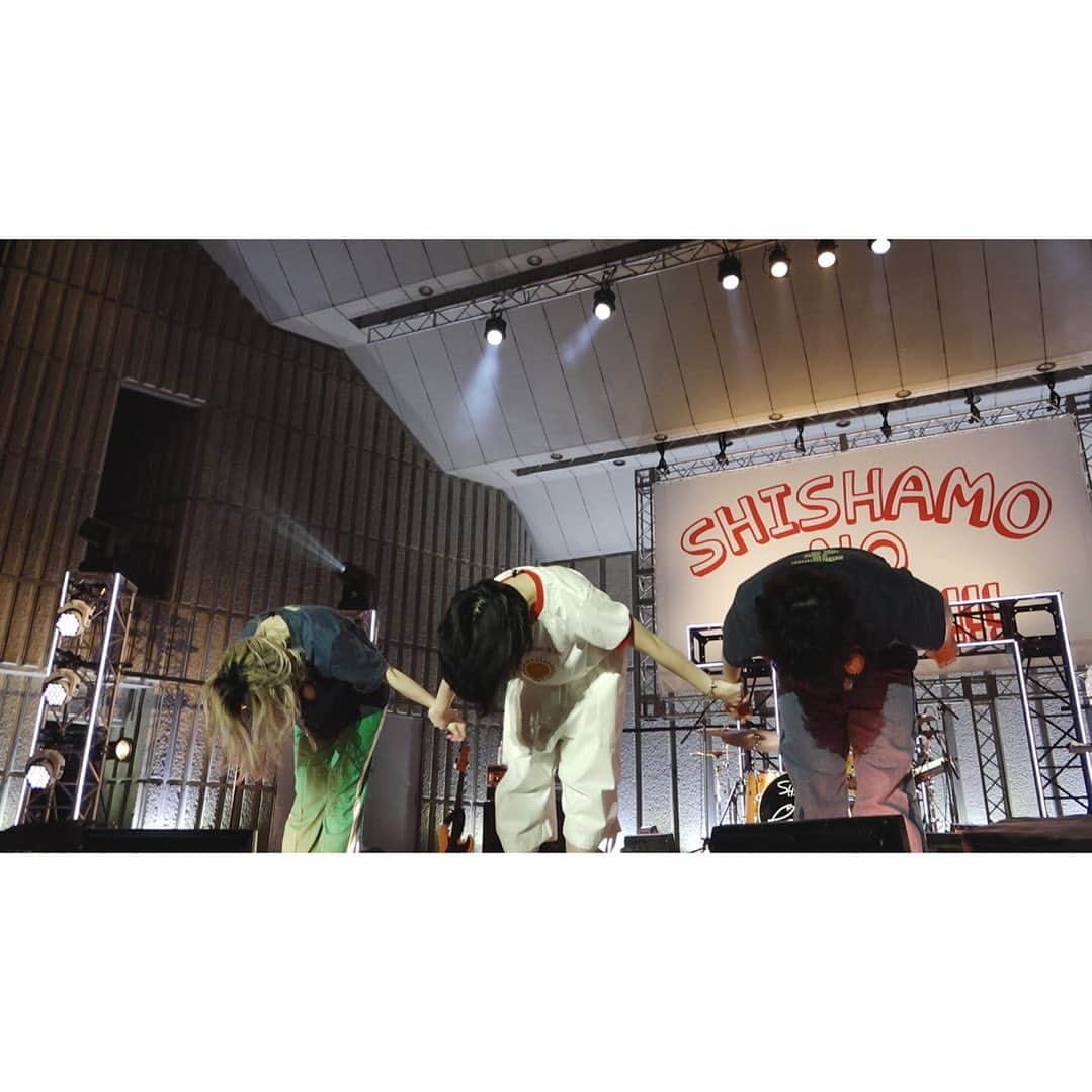 のインスタグラム：「☀️🎥「SHISHAMO NO YAON!!! 2023」ドキュメントムービー公開🎥☀️  SHISHAMOのオフィシャルYouTubeチャンネルにて  🎥SHISHAMOの一日  〜SHISHAMO NO YAON!!! 2023 EAST〜  を公開しました🐟!!!  ストーリーやホームページから 是非チェックしてください👀✔️  #shishamo」