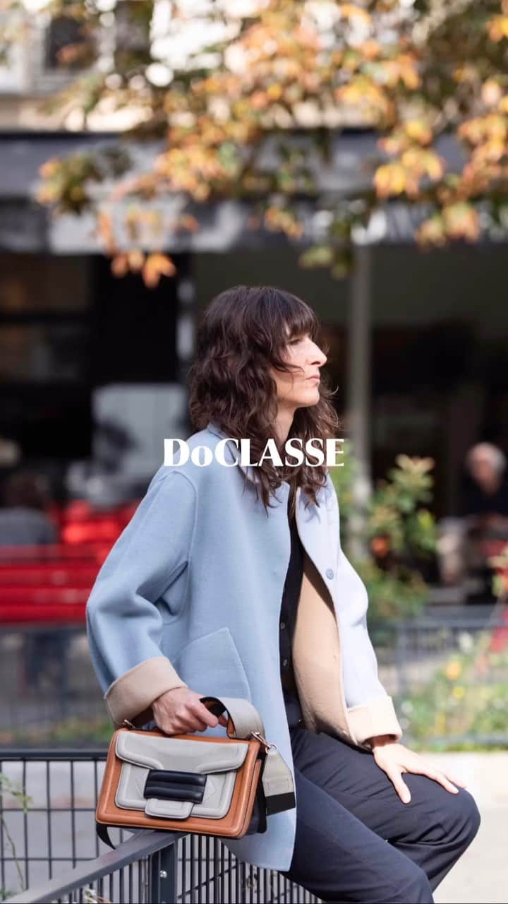 doclasse_styleのインスタグラム：「✔️カシミヤ混ウールリバー・ステンカラーコート ¥29,900税込¥32,890  女らしいのに、カジュアルにも映える パンツでもスカートでも合わせやすいヒップカバー丈のステンカラーコート。  衿やポケットのデザインに遊びを取り入れ、背中には縦横の切り替えでメリハリをプラス。きちんともカジュアルにも着こなせる1枚に仕上げました。 　 スニーカーで抜け感たっぷりに着こなしてくれたのはパリジェンヌの @madamecocotteparis さん  オンライン先行販売中です。是非ご覧ください。  #doclasse  #ドゥクラッセ  #50代コーディネート #50代コーデ #ファッションコーデ #レディースファッション #パーソナルカラー #カラーコーデ #40代ファッション#40代ファッション #40代コーデ #40代コーディネート #秋冬コーデ #秋冬ファッション#doclasse_coat」