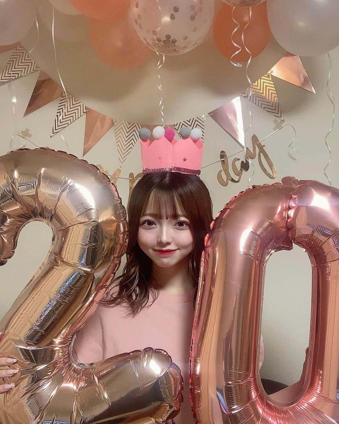 奥本陽菜さんのインスタグラム写真 - (奥本陽菜Instagram)「本日10.9！無事20歳を迎えることが出来ました💞 ・ ・ ・ AKB48を卒業してから約1年半。今も変わらず応援してくださる皆様。おめでとうとメッセージを下さった方々！本当にありがとうございます🥰 ・ ・ 応援してくださる方の自慢の推しでい続けられるように精進して行きます👊 ・ ・ ・ ・ そして、パパママ〜！20年間大切に育ててくれてありがとう💞 最近「姿勢」や「食べ方」「言葉遣い」を褒めてもらえることが本当に多くなり、パパとママに育ててもらえて良かったなあって実感しています。20歳のお誕生日も盛大にお祝いしてくれてありがとう😚大好きだよー！！！ これからもよろしくお願いします😳 ・ ・ ・ ・ 20歳がんばるよ〜！ ・ ・  #誕生日  #誕生日サプライズ  #20歳」10月9日 19時18分 - hinanohiroshima