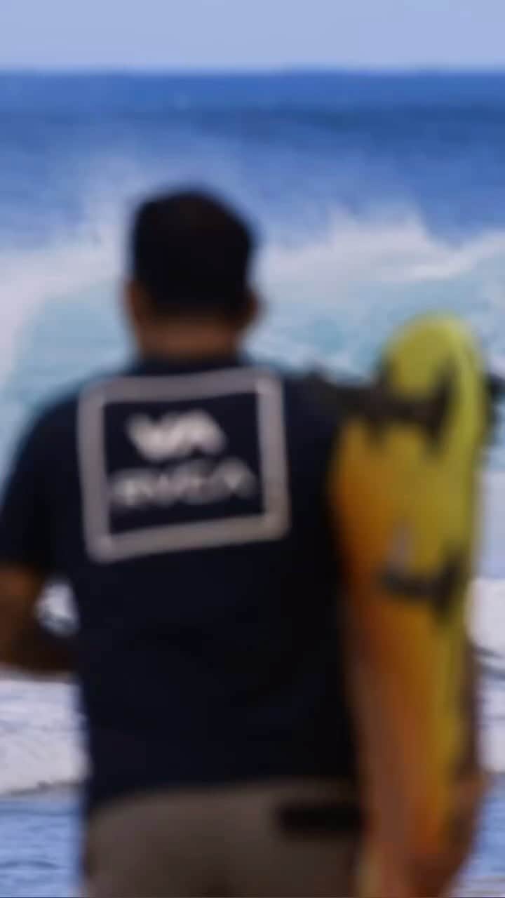 RVCA Japanのインスタグラム：「@billykemper soaking up the early season on the North Shore 🔥  🎥 @tomomcphoto   @rvca #balanceofopposites #rvcasurf」