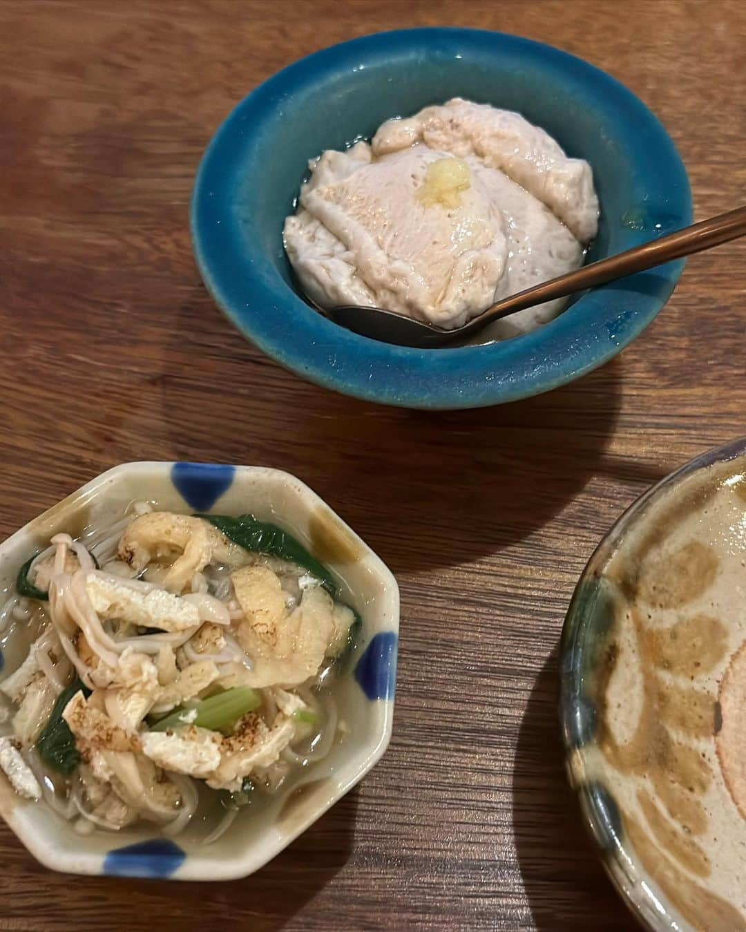 happyyopyさんのインスタグラム写真 - (happyyopyInstagram)「沖縄のご飯屋さん😋❤️ 食べ直したいくらいみんな好き。  1〜2枚目 @kushiyaki.adan  自分で串を選んで焼いてくれて 食べるんだけど本当に美味しすぎて😭✨ ハシゴ酒するときの一軒目に選ぶ場所♡  3〜5枚目 @akindo1226  沖縄行ってる間二回も行った おかゆの出汁で食べるアグー豚しゃぶしゃぶ🐷 鍋はほんっとに美味しいんだけど 一品料理も美味しいのよ😋  6〜8枚目 @donaldspokeshop098  本場のポケ丼が食べれるからこれまた美味しかった🐟  9〜10枚目 @doomu_gohancafe  ゆし豆腐が入ったハンバーグ 初めてすぎてさっぱりしてて美味しかったの😭✨ ここでやちむん販売もやってるから 食器見るのも楽しかった❤️  #沖縄 #沖縄旅行 #沖縄グルメ #沖縄料理 #沖縄料理 #沖縄観光 #okinawa #okinawanfoodlab #okinawatrip #okinawafood #アグー豚 #アグー豚しゃぶしゃぶ #ゆし豆腐 #ポケ丼」10月9日 19時19分 - happyyopy