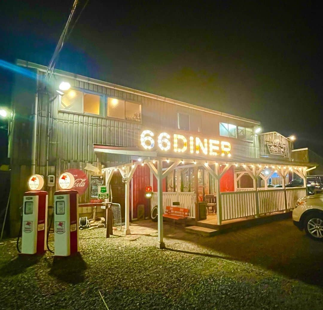 マイケル富岡さんのインスタグラム写真 - (マイケル富岡Instagram)「hungry? では寄りましょう〜66ダイナー♡ #usa #route66 #diner #motherroad #shooting #usatv #gah #surfershouse #beachhouse #マイケル富岡 #タレント #俳優 #撮影 #隠れ家 #秘密基地 #generalamericanhome #海 #ビーチ #癒し #ロス #lalife #lastyle #ビーチツアー #actor #actorslife #garage #garagelife #アメ車 #ハンバーガー #古き良きアメリカ」10月9日 19時19分 - michaeltomioka