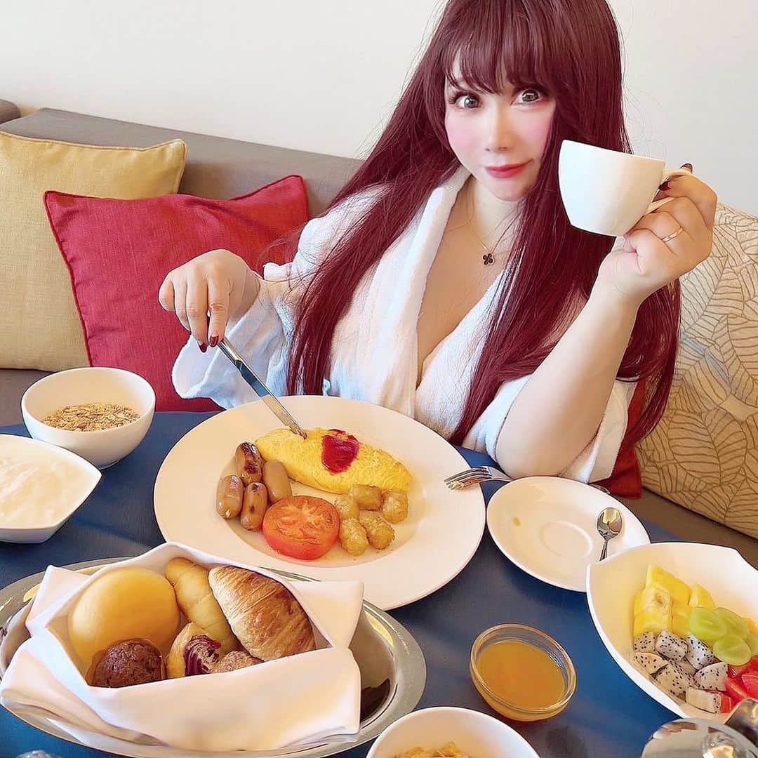 のインスタグラム：「Happy Monday lover!😉💕 🌟 もうお家に着いた〜！？(^_−)−☆💕 久しぶりのコメントや、イイね❤️をもらえて 嬉しかったよぉ〜💓🥹ありがとう〜💞 🌟 📸朝食のショットはね〜 ヒルトン9階のお部屋でね〜 @hiltonchatan  ヒルトン沖縄北谷リゾートの オートミール🥣やオムレツのルームサービスが美味しいよぉ〜😍 🌟 朝の🏋️のスクワットの筋肉痛が痛くって〜笑🙈❤️ 🌟 今週もどうぞよろしくお願いします〜🥰 どうか秋🍂を感じる１日🌈になりますように❤️😘 🌟 #ヒルトン沖縄北谷リゾート #ヒルトン #hilton #筋トレ#ボディメイク #thankyoueveryone❤️」