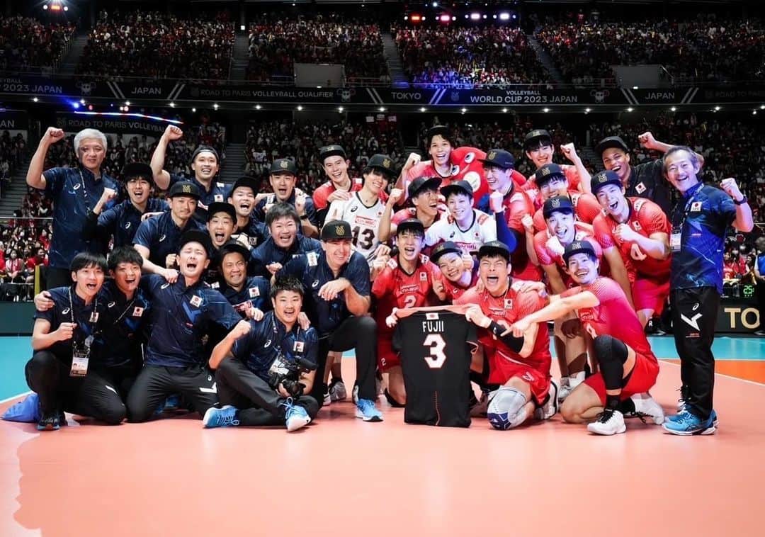 大塚達宣さんのインスタグラム写真 - (大塚達宣Instagram)「パリオリンピックへの出場権獲得しました！🇫🇷  会場や画面越しでたくさんの応援ありがとうございました！ 特に今大会の会場の一体感はすごく、みなさんの応援が僕たちの力になりました🙋‍♂️  今年の代表シーズンも終わりますが、選手、スタッフ、みんなで一つになって乗り越えることができたと思います👊  そして、これから始まるVリーグ 自身としては初めて開幕から参戦でき、ワクワクしています🔥 長いシーズンになると思いますが、チーム全員で戦い抜きます💪 応援よろしくお願いします📣  #龍神NIPPON #OQT2023 #roadtoparis2024🇫🇷  #パナソニックパンサーズ #PanasonicPANTHERS」10月9日 19時23分 - tatsutatsu1105