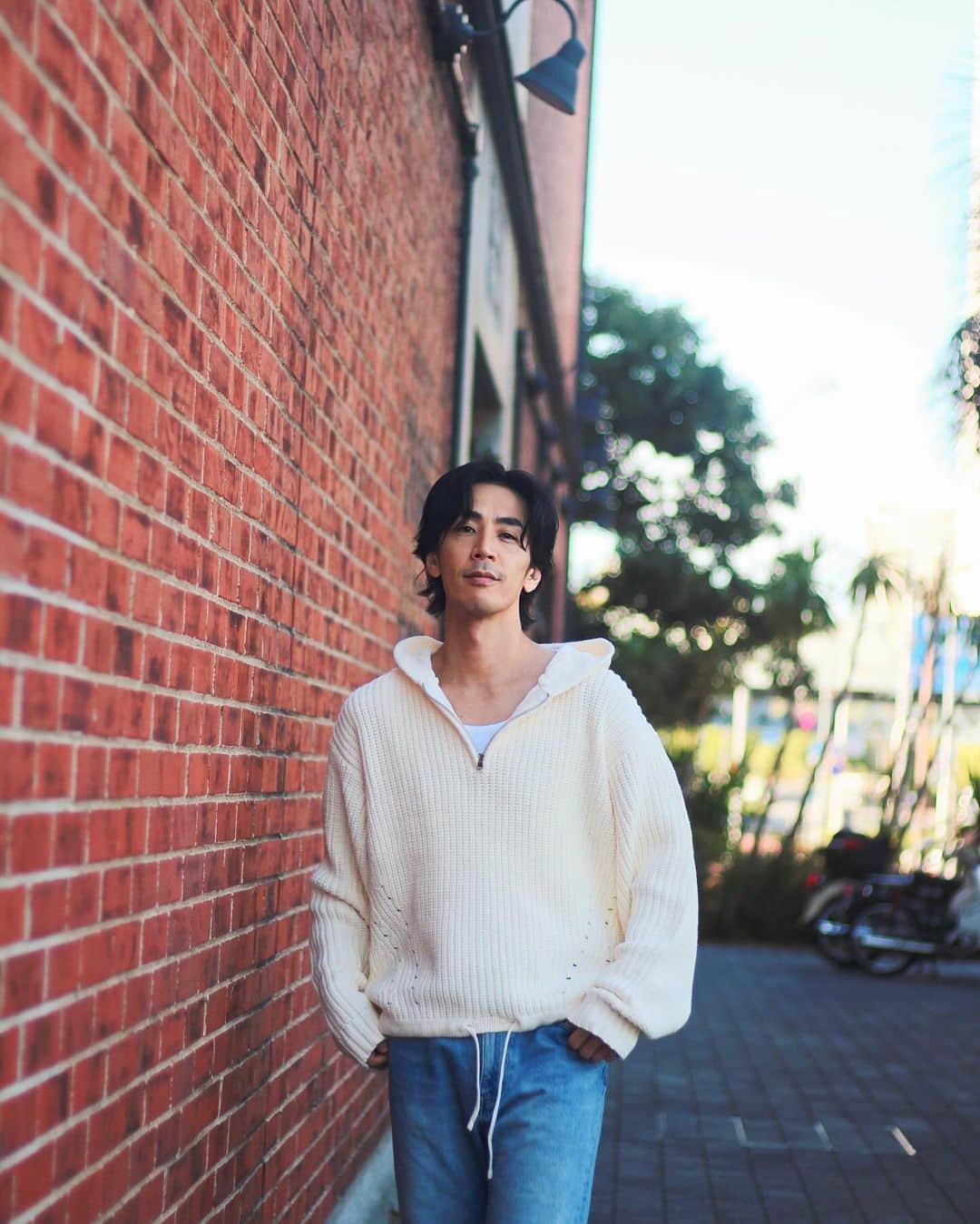 阿部大輔のインスタグラム：「もう本当に理想の仕上がり！！ 大好きなニットでプルオーバーを作りました。 ZIPの開閉、裾コードの絞り等一着で多様な着回しができる優れもの😉 明日20時からリリースです！ ㅤㅤㅤㅤㅤㅤㅤㅤㅤㅤㅤㅤㅤ go follow→ @tastyblue_official  ㅤㅤㅤㅤㅤㅤㅤㅤㅤㅤㅤㅤㅤ」