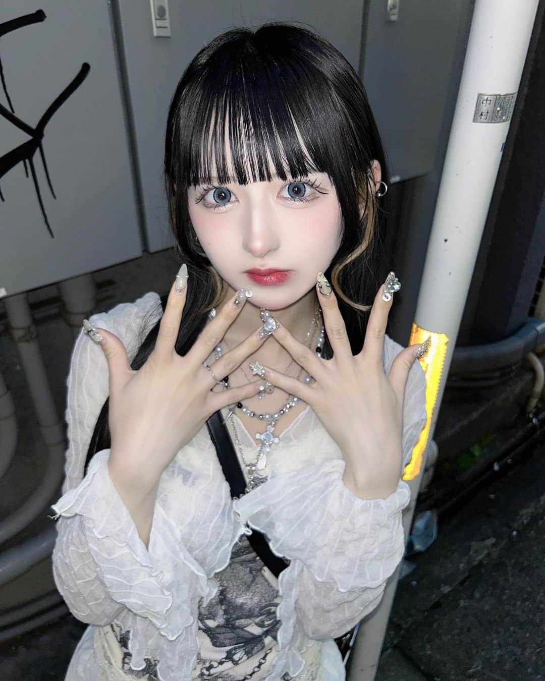 狐波ろんのインスタグラム：「常にネイルが可愛すぎるので見せびらかしがち」
