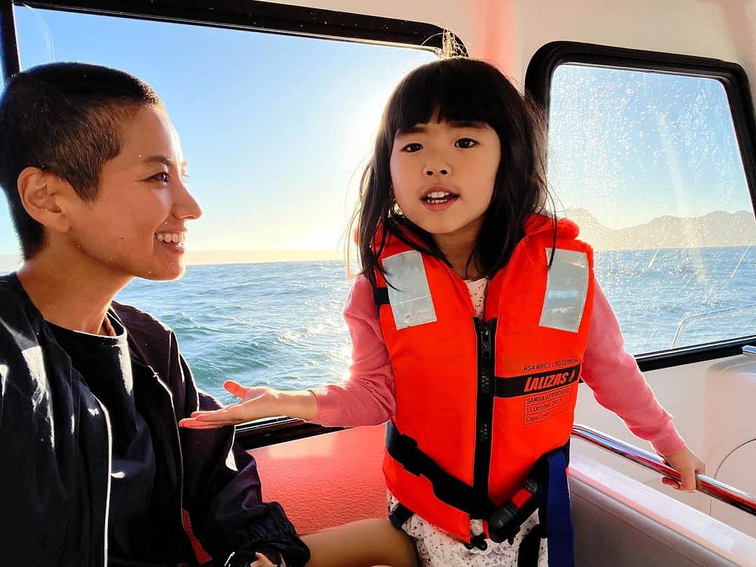 榎戸教子のインスタグラム：「娘のリクエストで、 クジラを探しに行ってきました。 4泊した南アフリカサイモンズタウン。 その港から船が出ていました。  波がかなり強かったのですが、 その波に揺られて娘は夢の中へ。 船酔いもなく元気いっぱいで船をおりました。  サイモンズタウン、 ペンギンはすぐそば、 クジラクルーズもあり、 喜望峰まで45分、オススメです。  しばらく過去の投稿が続きます。  #whalewatching #simonstown #whale」