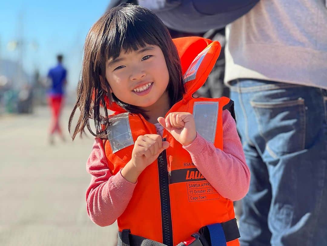 榎戸教子さんのインスタグラム写真 - (榎戸教子Instagram)「娘のリクエストで、 クジラを探しに行ってきました。 4泊した南アフリカサイモンズタウン。 その港から船が出ていました。  波がかなり強かったのですが、 その波に揺られて娘は夢の中へ。 船酔いもなく元気いっぱいで船をおりました。  サイモンズタウン、 ペンギンはすぐそば、 クジラクルーズもあり、 喜望峰まで45分、オススメです。  しばらく過去の投稿が続きます。  #whalewatching #simonstown #whale」10月9日 19時25分 - noriko_enokido