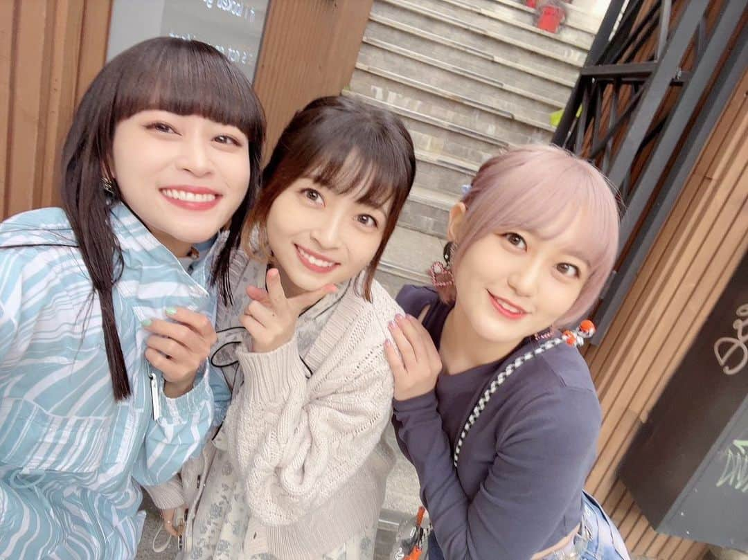 吉岡茉祐のインスタグラム：「KIMCHIKURA with ILLUSTAR Fes.  初韓国🇰🇷 同じ事務所の3人で出演しました✨  歌って踊って盛り上げて、最高に楽しいイベントでした〜  美佑のDJ久しぶりに見れたし、ほんちゃんとは一緒にカラオケ練習した甲斐があったな👍  韓国のファンの皆さん、すごく温かく迎えてくれて、大好きの気持ちが溢れていてニコニコしちゃいました☺️  愛に溢れた素敵なイベントに出演できて嬉しかったです！！ またいけますように🎵  응원 감사합니다 최고의 이벤트였습니다. 또 한국에 가고 싶습니다.  #김치쿠라 #キムチクラ  #일러페스 #高木美佑 #本泉莉奈  #吉岡茉祐 #吉岡インスタ頑張るってよ」