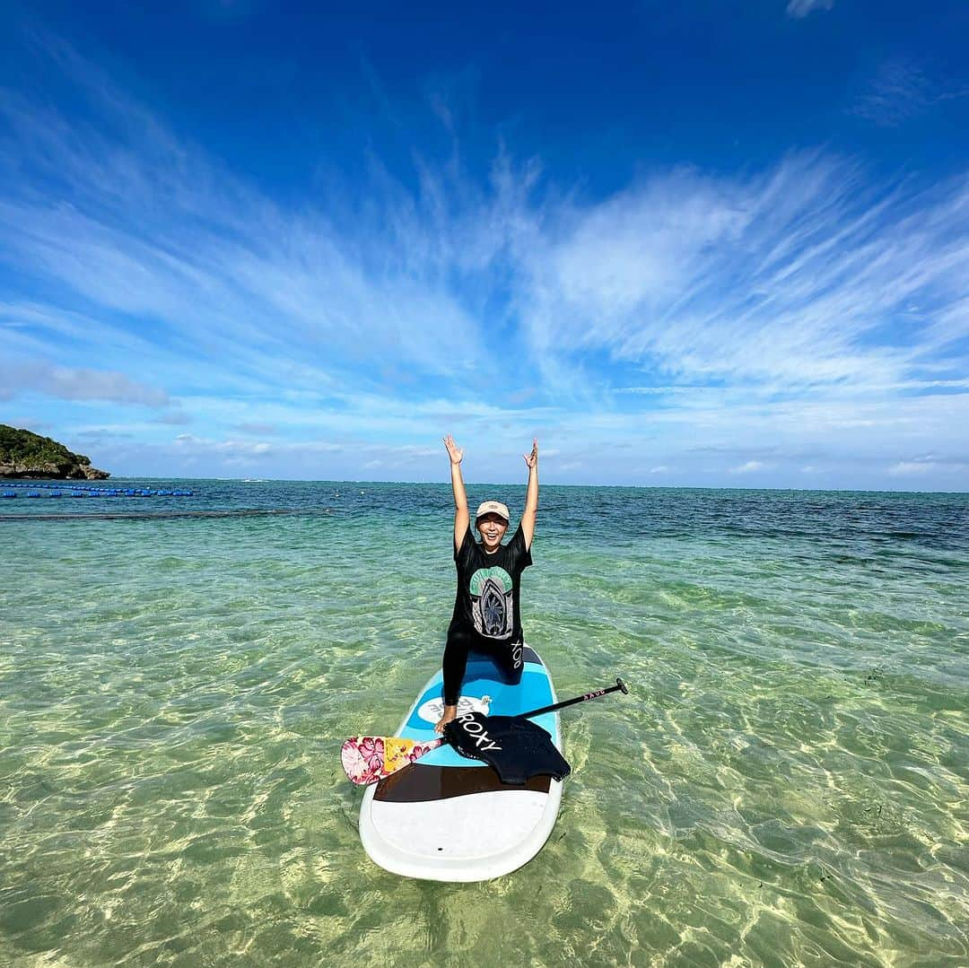 田中律子さんのインスタグラム写真 - (田中律子Instagram)「我が家の前で、朝からSUP🏄🌞🌈  いい汗💦かいてみんなで漕いだよーー‼️ 今月21.22日は、CHURAUMI SUPRUN🏄イベントの練習ーー🌈ターンしたり、パドルの漕ぎ方テクニックから、もりだくさんで楽しかったー❤️  恩納村にある居酒屋🏮『やんばる屋』なに食べても美味しくてオススメでーす‼️しょーごさん、スタッフのみんな、いつもありがとーー🍺　@yanbaruya.izakaya   #okinawa  #okinawalife  #beachlife  #海のある生活  #sup  #churaumisuprun  #恩納村 #やんばる屋」10月9日 19時26分 - ri2kotanaka