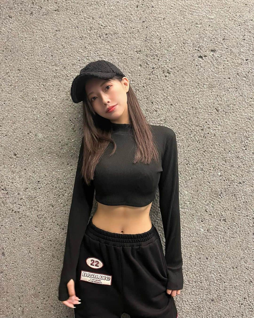 倉田夏希のインスタグラム：「♡  みなさんお待ちかねの 新宿周年アイテムたち♡♡  私のお気に入りはまず このクロップドのトップス！！！ 3色全てゲットいたしました🤭🩷  どんなアイテムにも合わせられるし 本当毎日着るんじゃないかと思います。笑  そして大好きなスウェット❤️！ 会議で見た時から絶対買うと 決めていました。笑  形がいいのは言わずもがななのですが、 オリジナルのワッペンがある事で シンプルになりすぎずコーディネートの 主役になるアイテム😍 可愛すぎるぅ〜！！ スウェットだけど手抜き感が出ず、 しっかりおしゃれ見えするのが最高❤️  そしてそして♡！ 10月12日(木)はさきさんの来店イベント！！ 私もお手伝いに行かせていただきます💙 店舗にお邪魔させていただく機会は 多くないですが、 いつもDarichを好きでいてくださる皆さんに お会いできる機会はとっても楽しみな時間🤭 1日いる予定ですのでぜひぜひ お待ちしております🫶🏻🫶🏻  #Darich #ダーリッチ #コーディネート #大人ガーリー  #骨格ナチュラル #イエベ秋 #コーディネート #coordinate #骨格ナチュラルコーデ  #fashion #ootd #outfit #スウェット #スウェットコーデ #カジュアルコーデ #バイカーファッション」