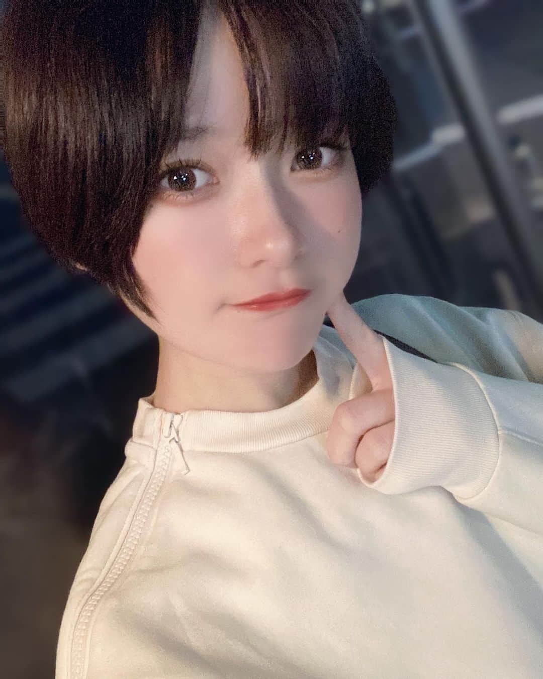 のインスタグラム：「寒いからって人肌恋しいって言うときもい…って言われるから気をつけような！！！ . . . . . #寒いもんは寒い  #ショートヘア」