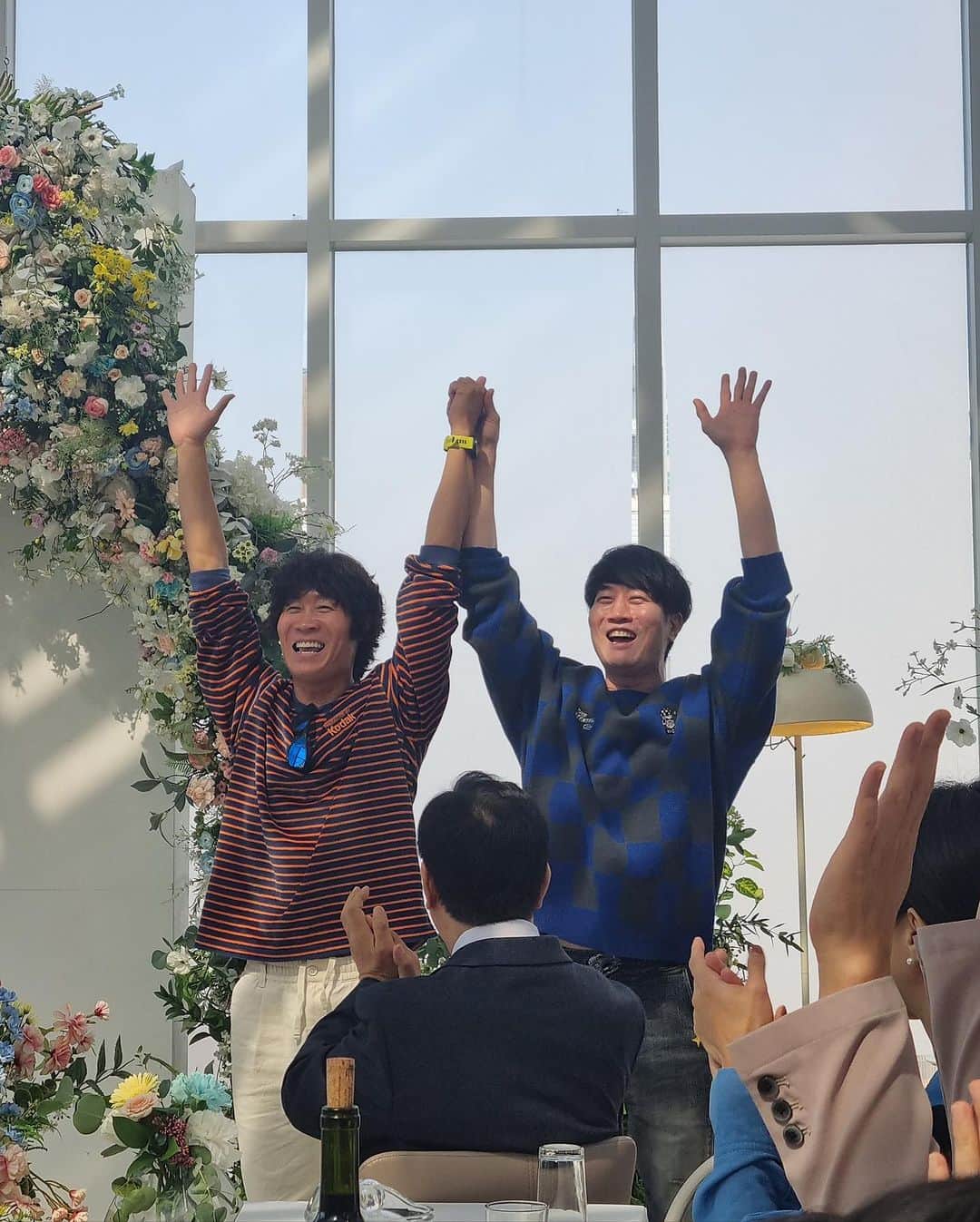 チン・ソンギュのインスタグラム：「우리 극단의 막내 정윤이가 시집을간다~~!!!^^  그덕에 오랜만에 만난 극단식구들 모두 반갑고 같이있어 행복했다!!!  민준호를봐서 참좋았는데. 만세삼창을 우리한테 시킬줄몰랐다~   베프는 베프다 ㅋㅋㅋㅋ 쌍둥이같이 ㅋㅋㅋㅋ  같이있어 참좋았다~~~!!!  #정윤이와J의축복된날#극단간다#만세삼창#향복하게잘살아🙏🙏🙏🙏」