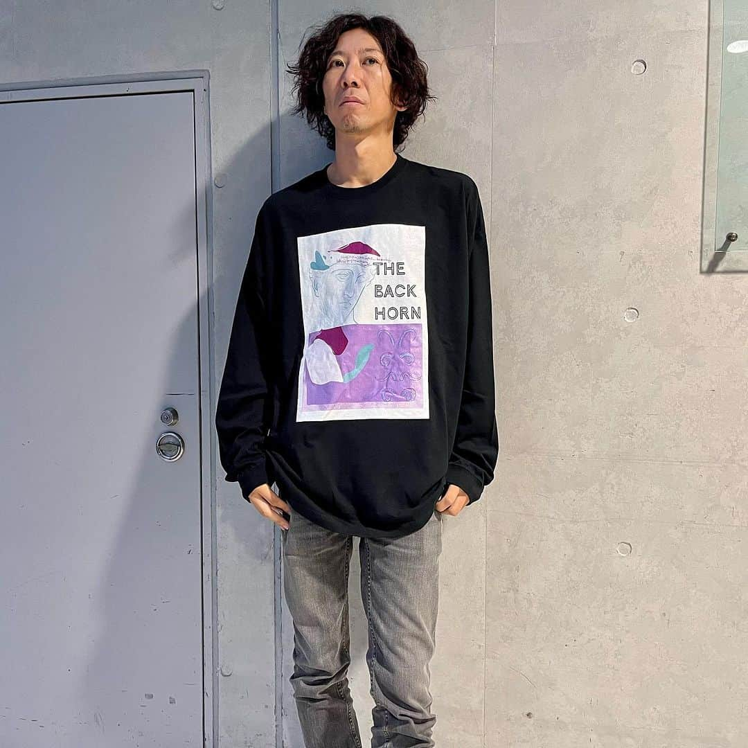 THE BACK HORNさんのインスタグラム写真 - (THE BACK HORNInstagram)「［GOODS①］  THE BACK HORN 25th Anniversary  「KYO-MEIワンマンツアー」〜共鳴喝采〜  ツアーグッズ実物画公開‼️  ▼1-2枚目 共鳴喝采 Tシャツ（ブラック） ¥4,000- サイズ：S/M/L/XL ・着用 L ※実際のバックプリントは1.5cmほど低くプリントされております。  ▼3-4枚目 最後に残るもの Tシャツ （ホワイト/スミグロ）  ¥4,000- サイズ：S/M/L/XL ・着用 ホワイト XL スミグロ L  ▼5-7枚目 イマジネーション ロングスリーブ （ホワイト/ブラック）  Illustrated by 菅波栄純 ¥5,000- サイズ：S/M/L/XL ・着用 ホワイト L ブラック XL  ▼8-9枚目 25th ANNIVERSARY パーカー（ブラック） ¥7,200- サイズ：M/L/XL ・着用 XL  ▼10枚目 ロゴ ボアジャケット（ブラック） ¥8,500- サイズ：M/L/XL ・着用 L  #共鳴喝采 #TBH25th #THEBACKHORN #バックホーン #バクホン」10月9日 19時33分 - thebackhorn