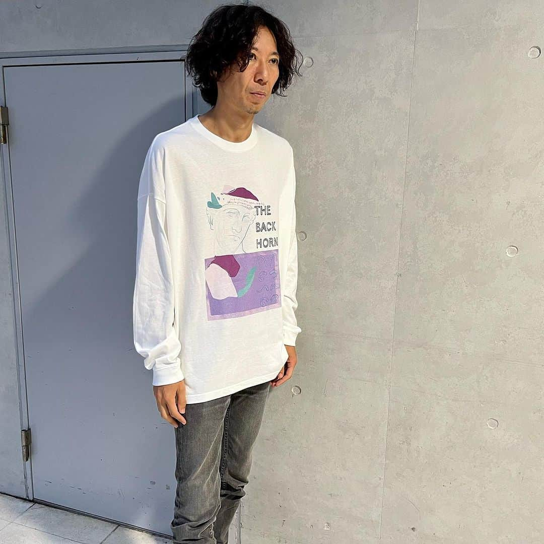 THE BACK HORNさんのインスタグラム写真 - (THE BACK HORNInstagram)「［GOODS①］  THE BACK HORN 25th Anniversary  「KYO-MEIワンマンツアー」〜共鳴喝采〜  ツアーグッズ実物画公開‼️  ▼1-2枚目 共鳴喝采 Tシャツ（ブラック） ¥4,000- サイズ：S/M/L/XL ・着用 L ※実際のバックプリントは1.5cmほど低くプリントされております。  ▼3-4枚目 最後に残るもの Tシャツ （ホワイト/スミグロ）  ¥4,000- サイズ：S/M/L/XL ・着用 ホワイト XL スミグロ L  ▼5-7枚目 イマジネーション ロングスリーブ （ホワイト/ブラック）  Illustrated by 菅波栄純 ¥5,000- サイズ：S/M/L/XL ・着用 ホワイト L ブラック XL  ▼8-9枚目 25th ANNIVERSARY パーカー（ブラック） ¥7,200- サイズ：M/L/XL ・着用 XL  ▼10枚目 ロゴ ボアジャケット（ブラック） ¥8,500- サイズ：M/L/XL ・着用 L  #共鳴喝采 #TBH25th #THEBACKHORN #バックホーン #バクホン」10月9日 19時33分 - thebackhorn